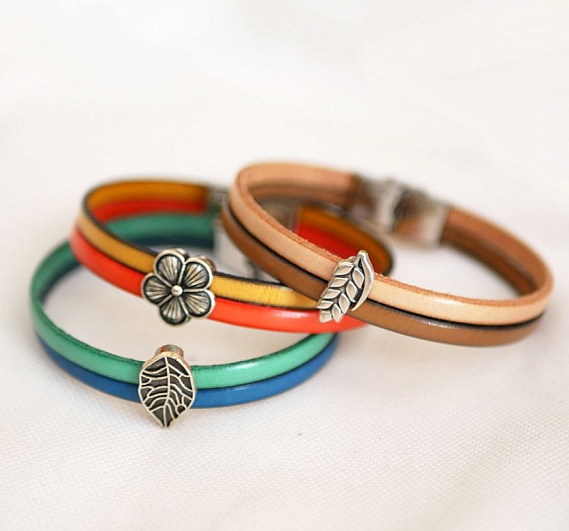 Bracelet pour femme duo de cuir et passant Fleur argent&eacute; personnalisable