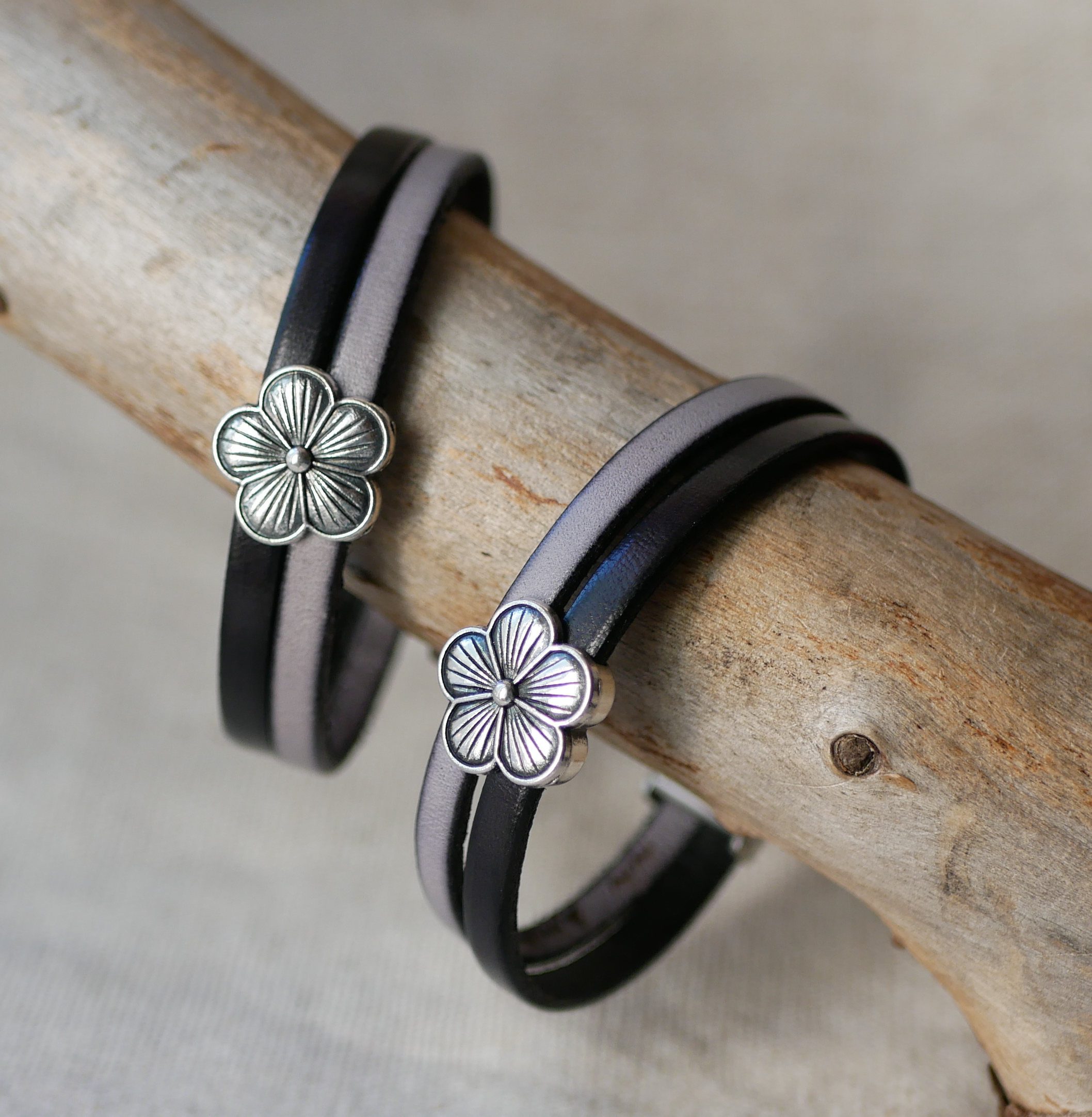 Bracelet femme duo de cuir décor fleur à personnaliser 