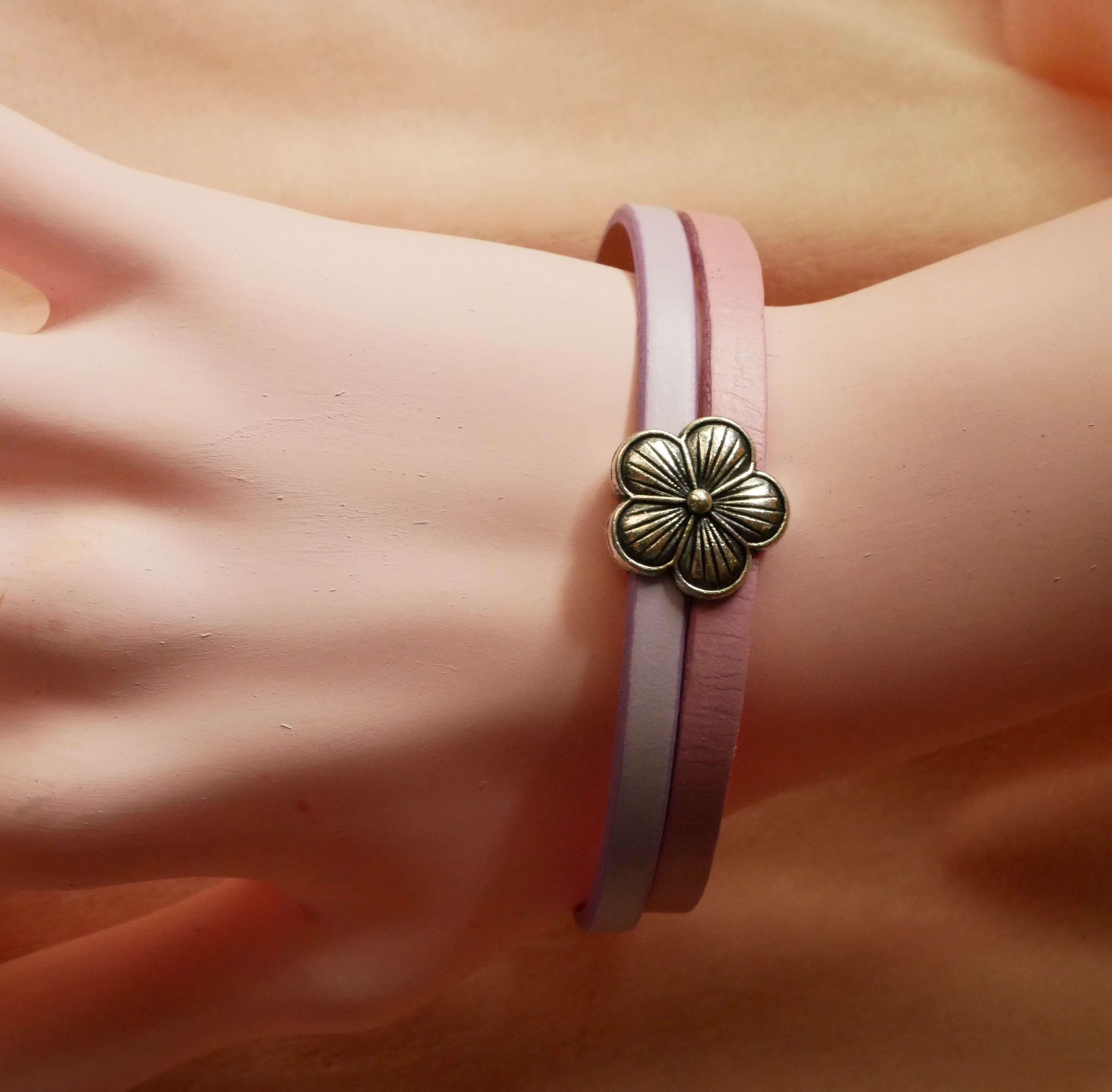 Bracelet femme duo de cuir décor fleur à personnaliser 