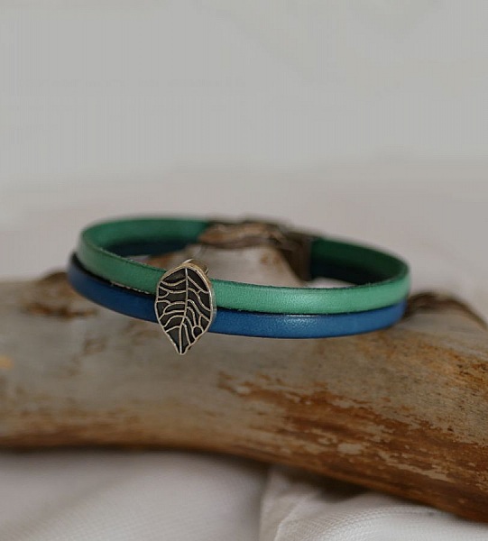 Bracelet duo en cuir bleu et vert, passant feuille argenté.