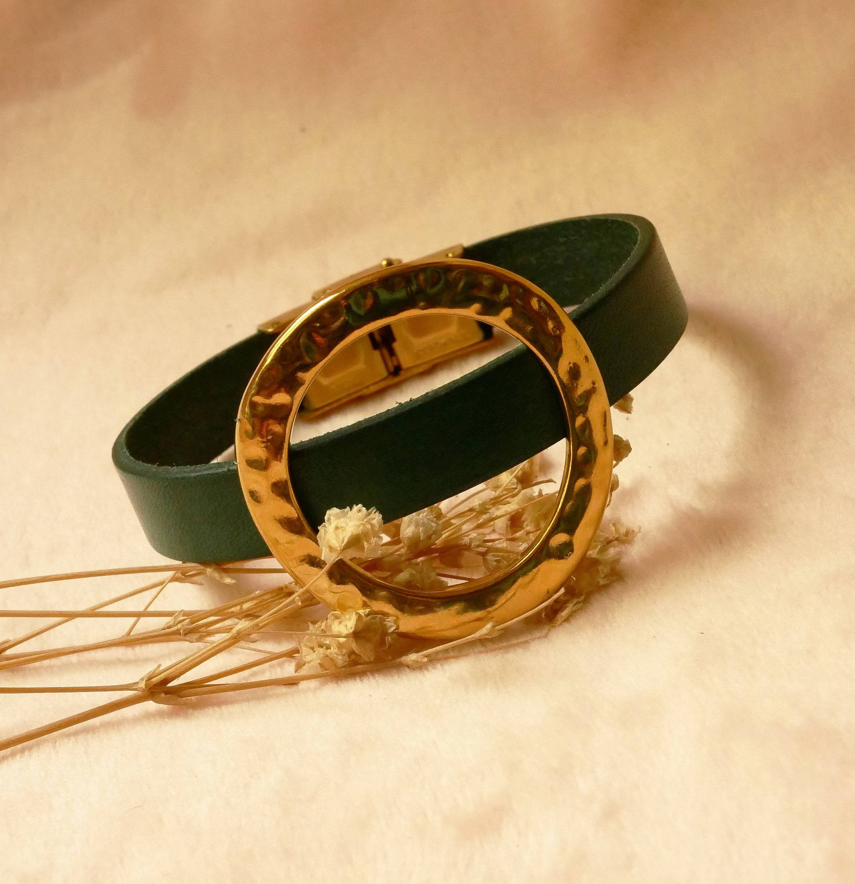 Bracelet femme large anneau dor&eacute; cuir couleur au choix