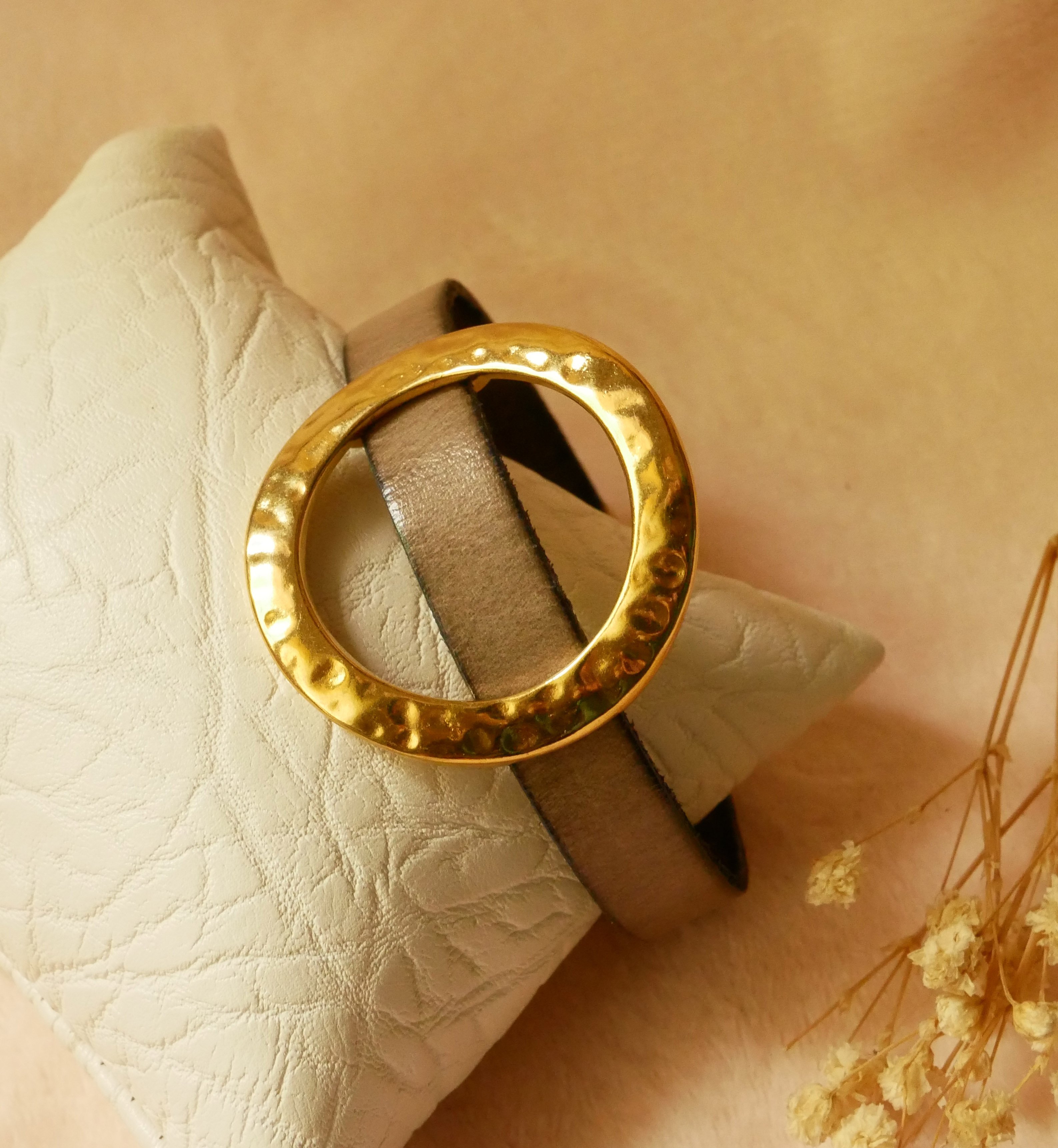 Bracelet femme large anneau doré cuir couleur au choix