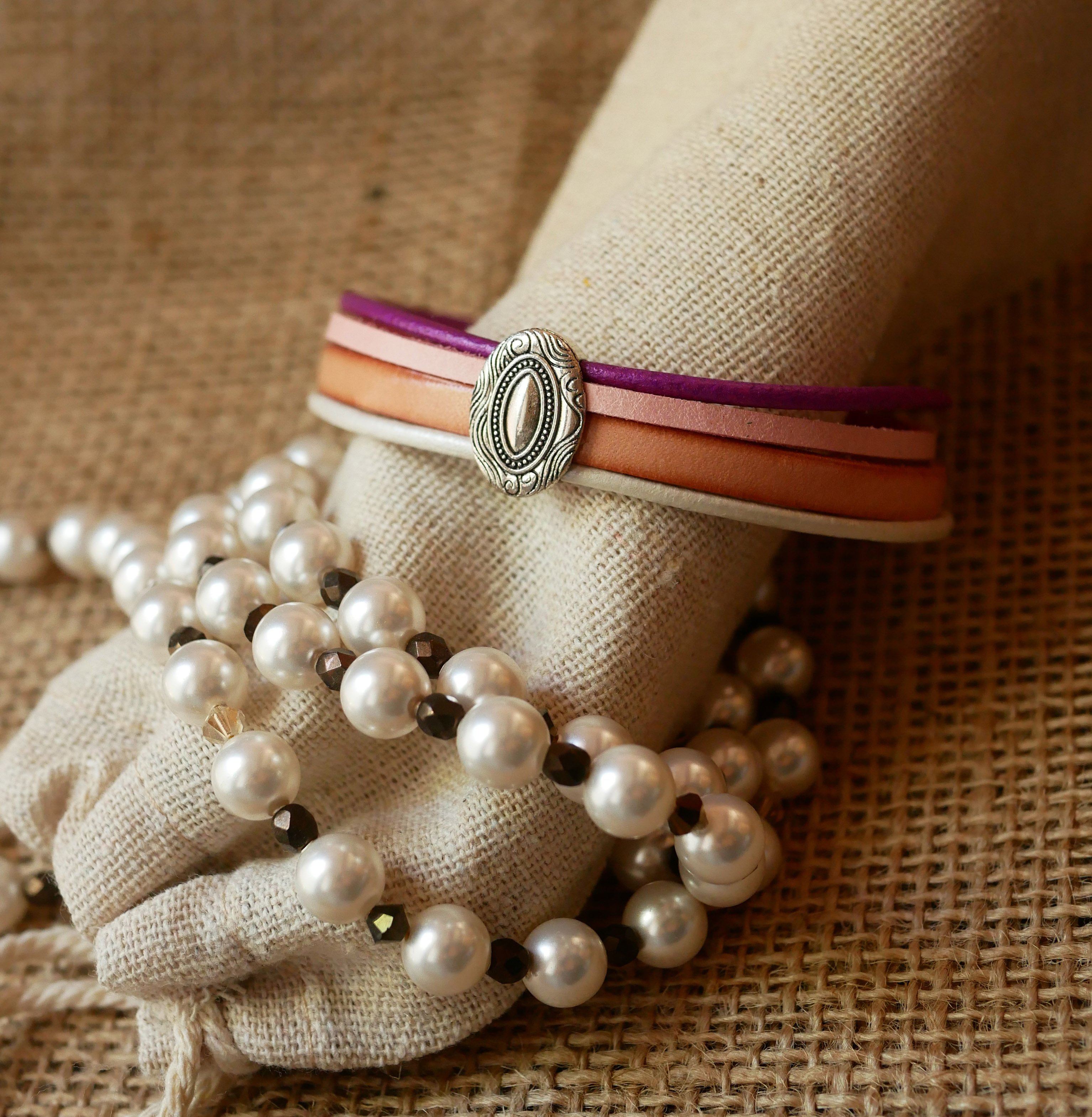 Bracelet femme médaillon argenté et aux 4 cuirs pastels 