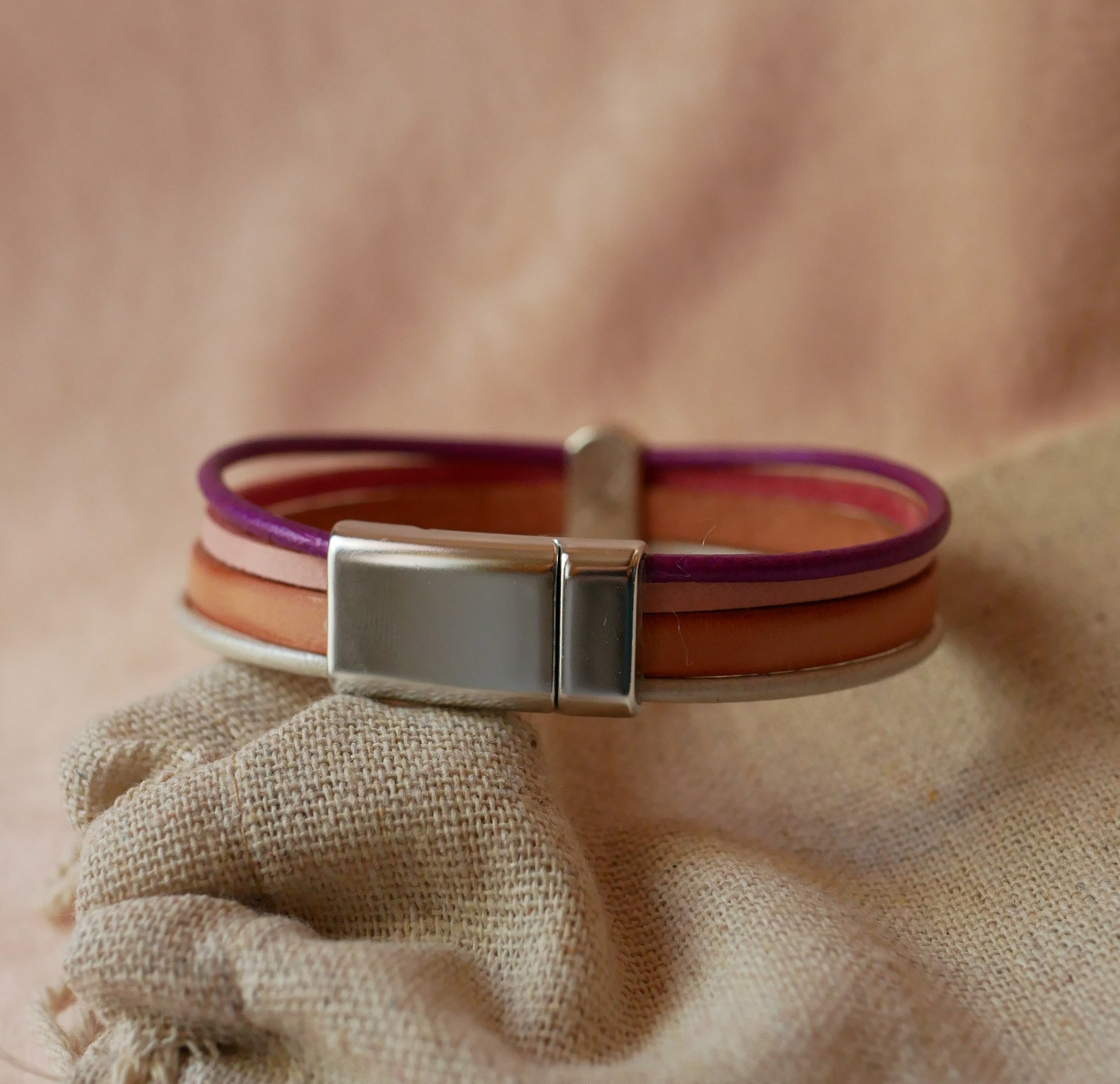 Bracelet femme médaillon argenté et aux 4 cuirs pastels 