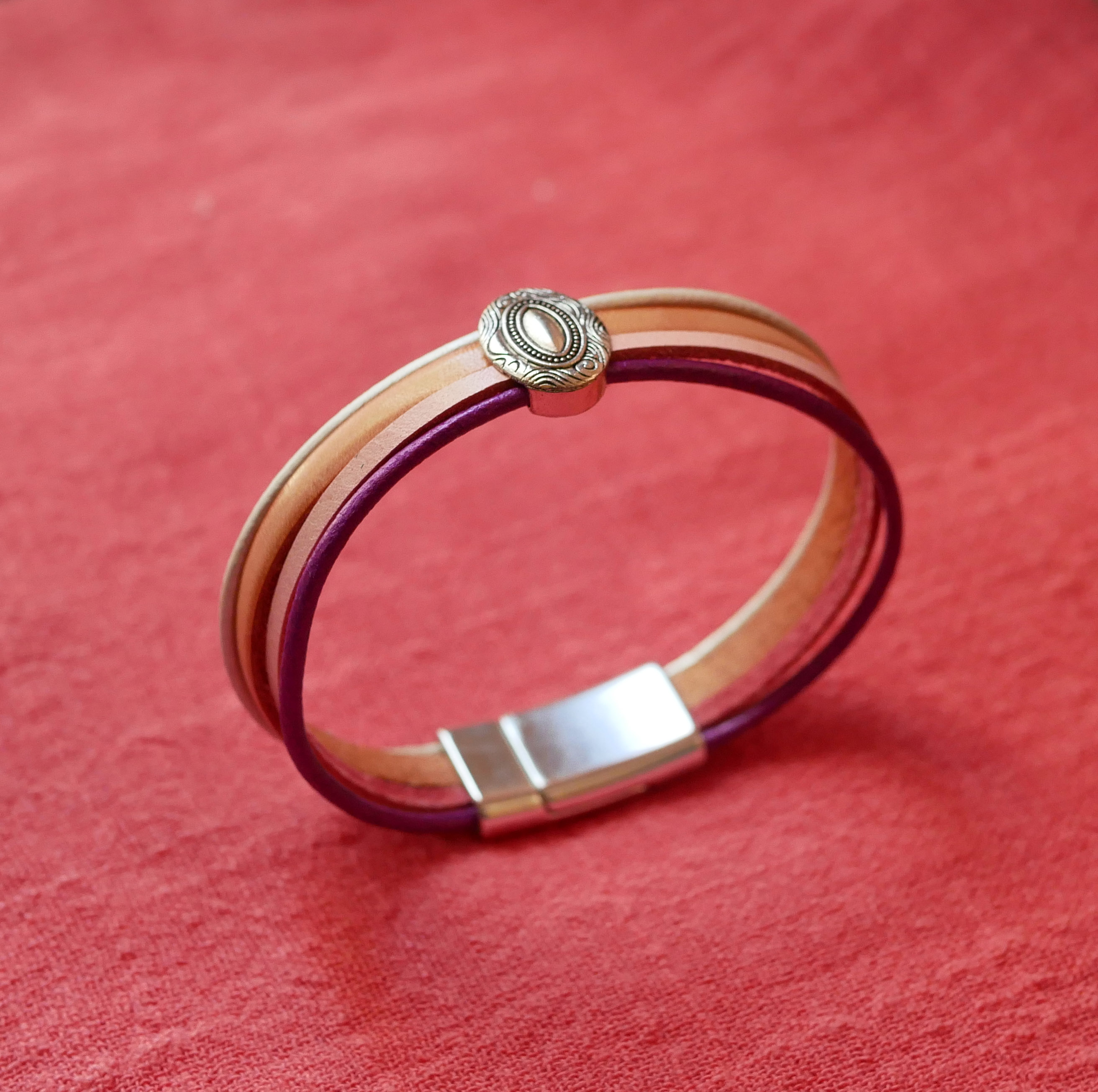 Bracelet femme médaillon argenté et aux 4 cuirs pastels 