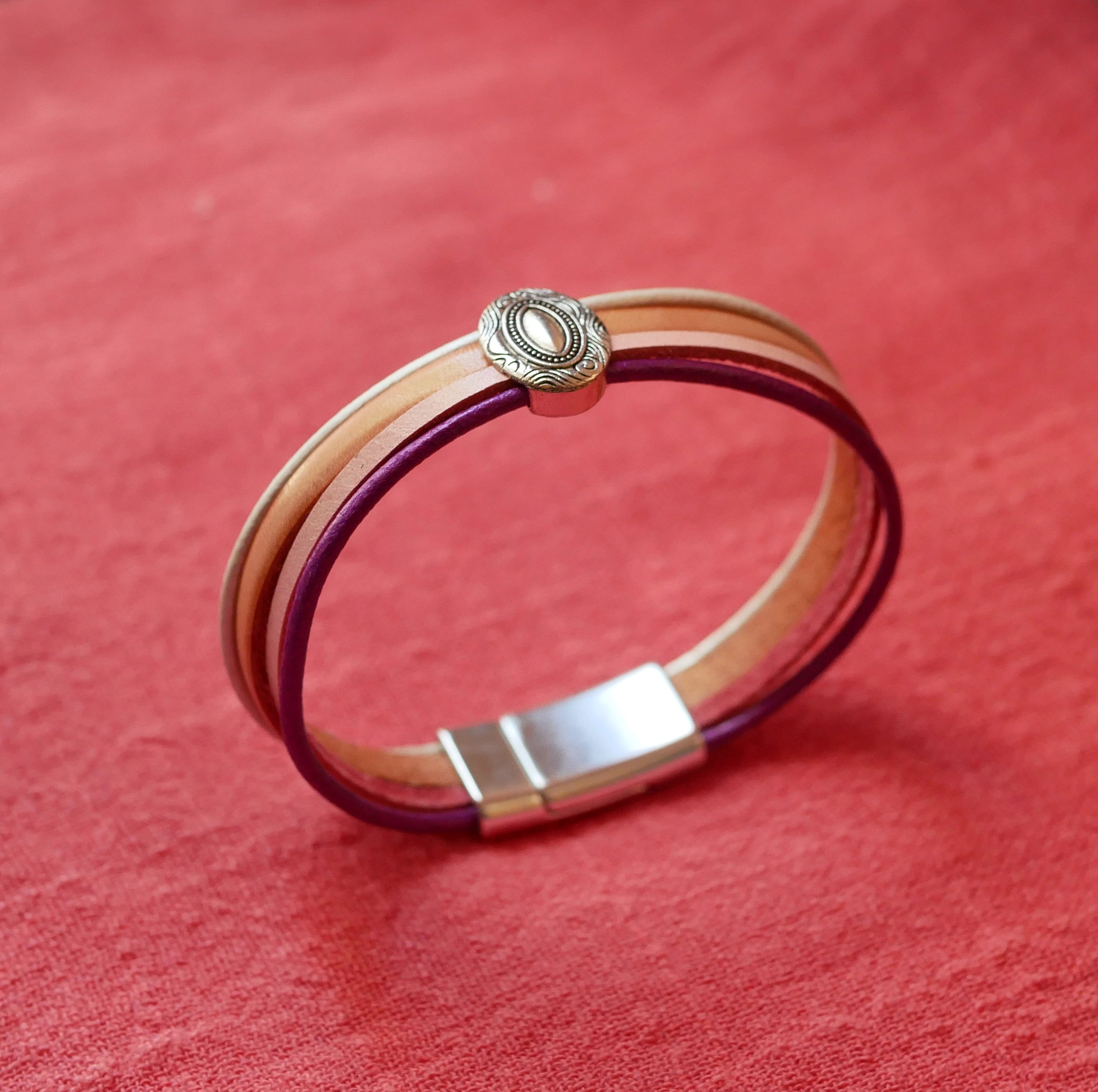 Bracelet femme médaillon argenté et aux 4 cuirs pastels 