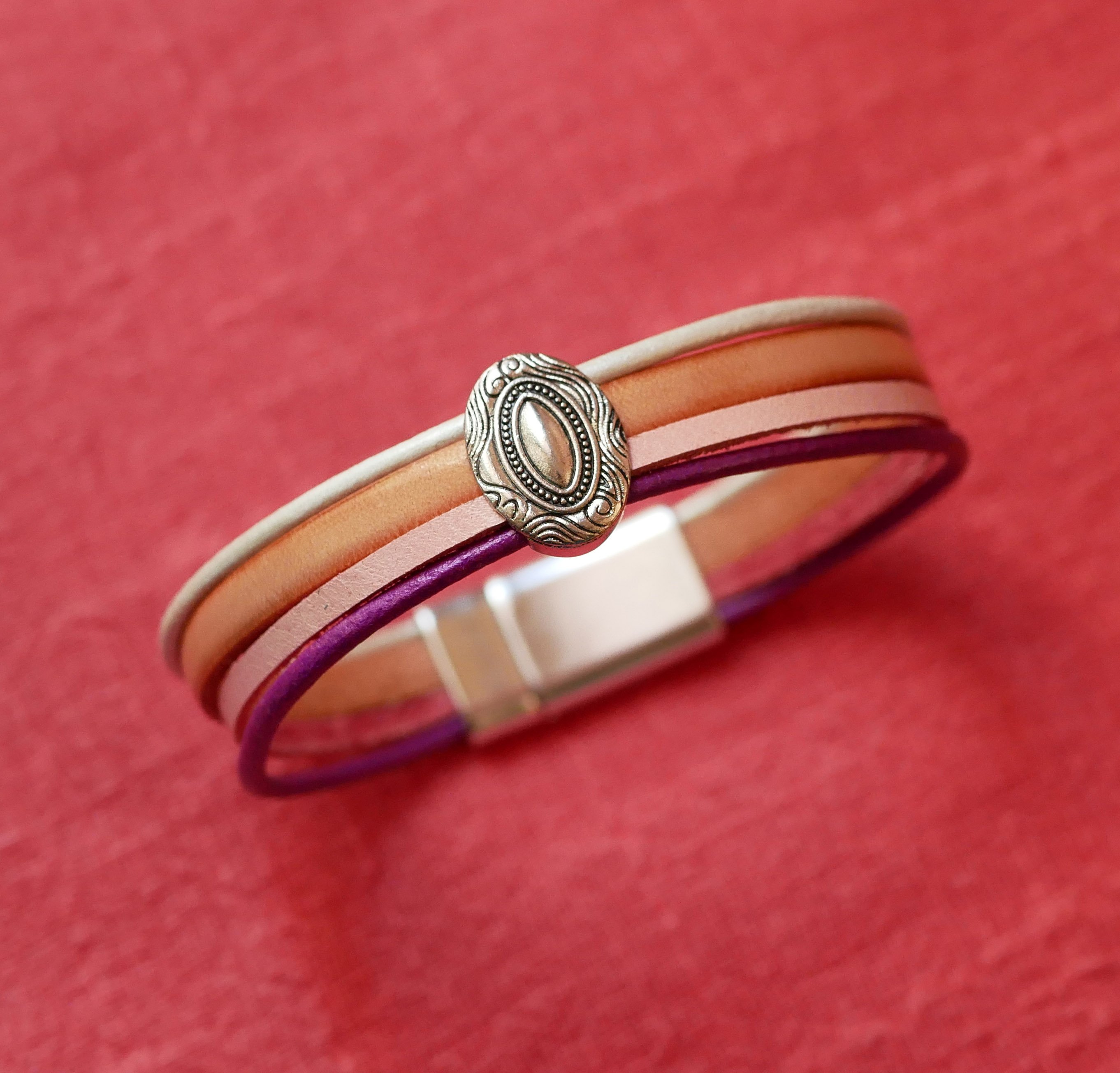 Bracelet femme médaillon argenté et aux 4 cuirs pastels 