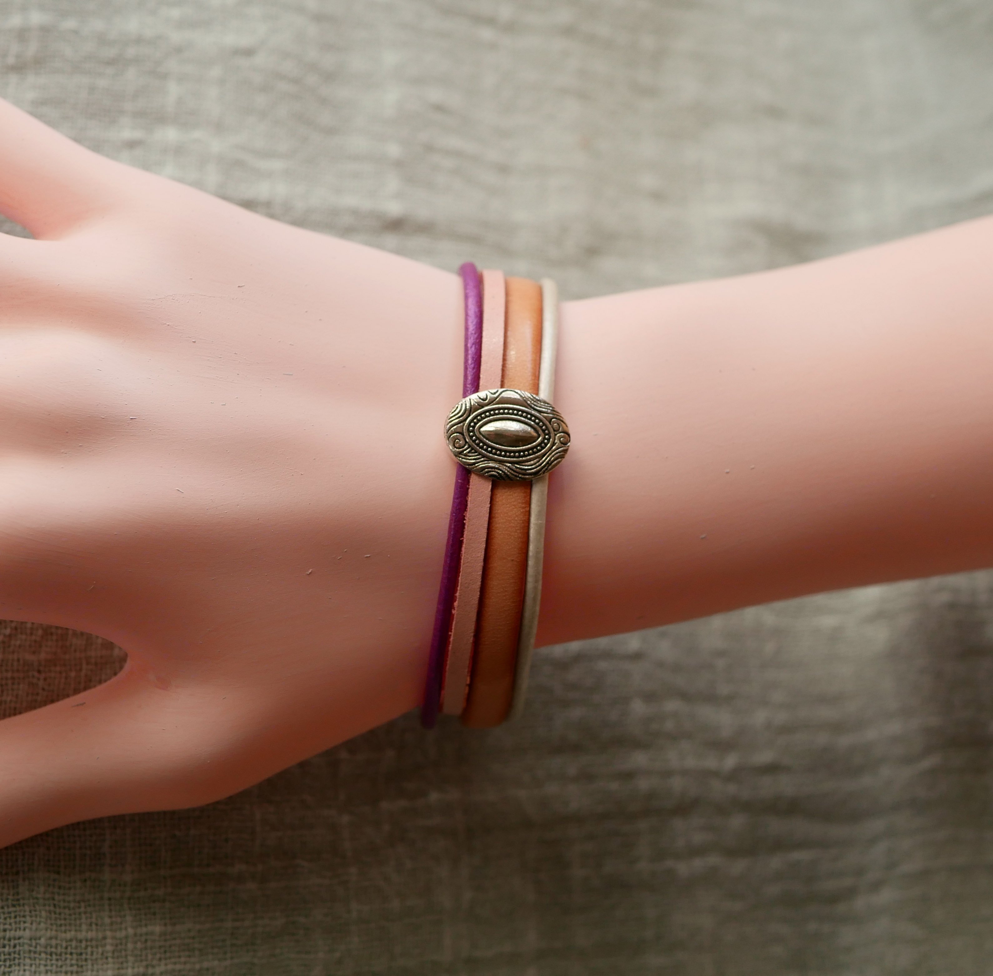 Bracelet femme médaillon argenté et aux 4 cuirs pastels 