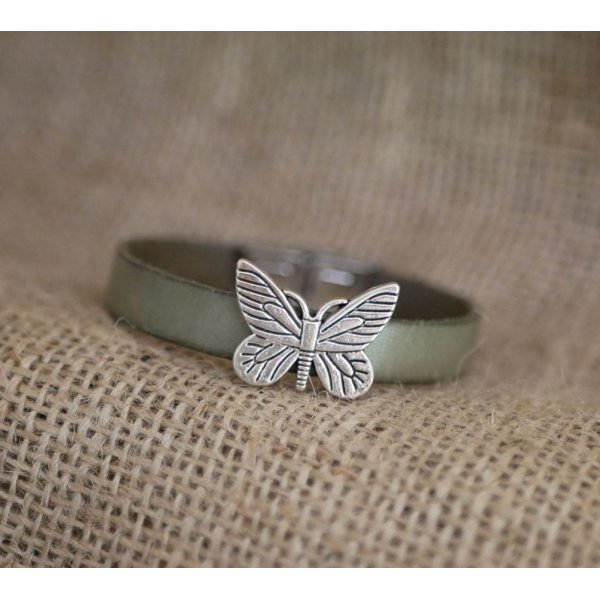 Bracelet pour fille cuir et charme papillon personnalisable