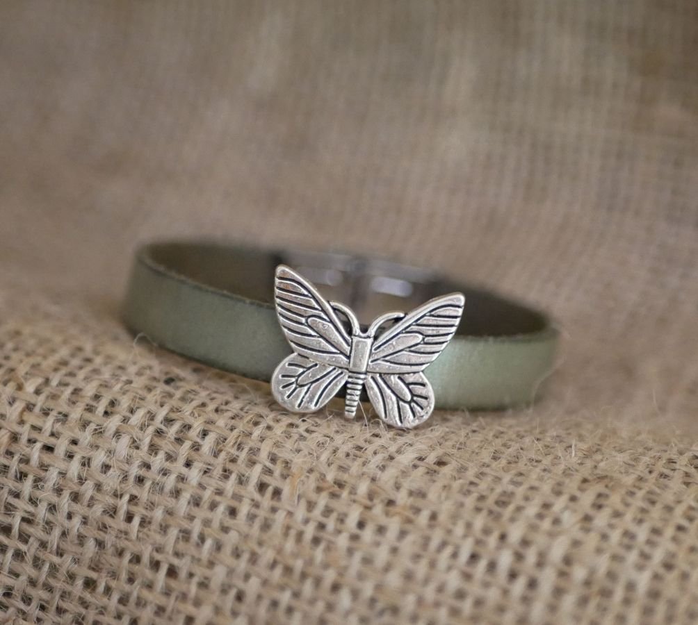 Bracelet pour fille cuir et charme papillon personnalisable