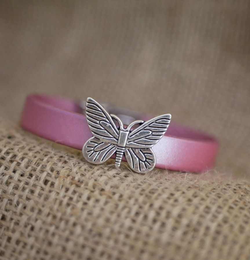 Bracelet pour fille cuir et charme papillon personnalisable