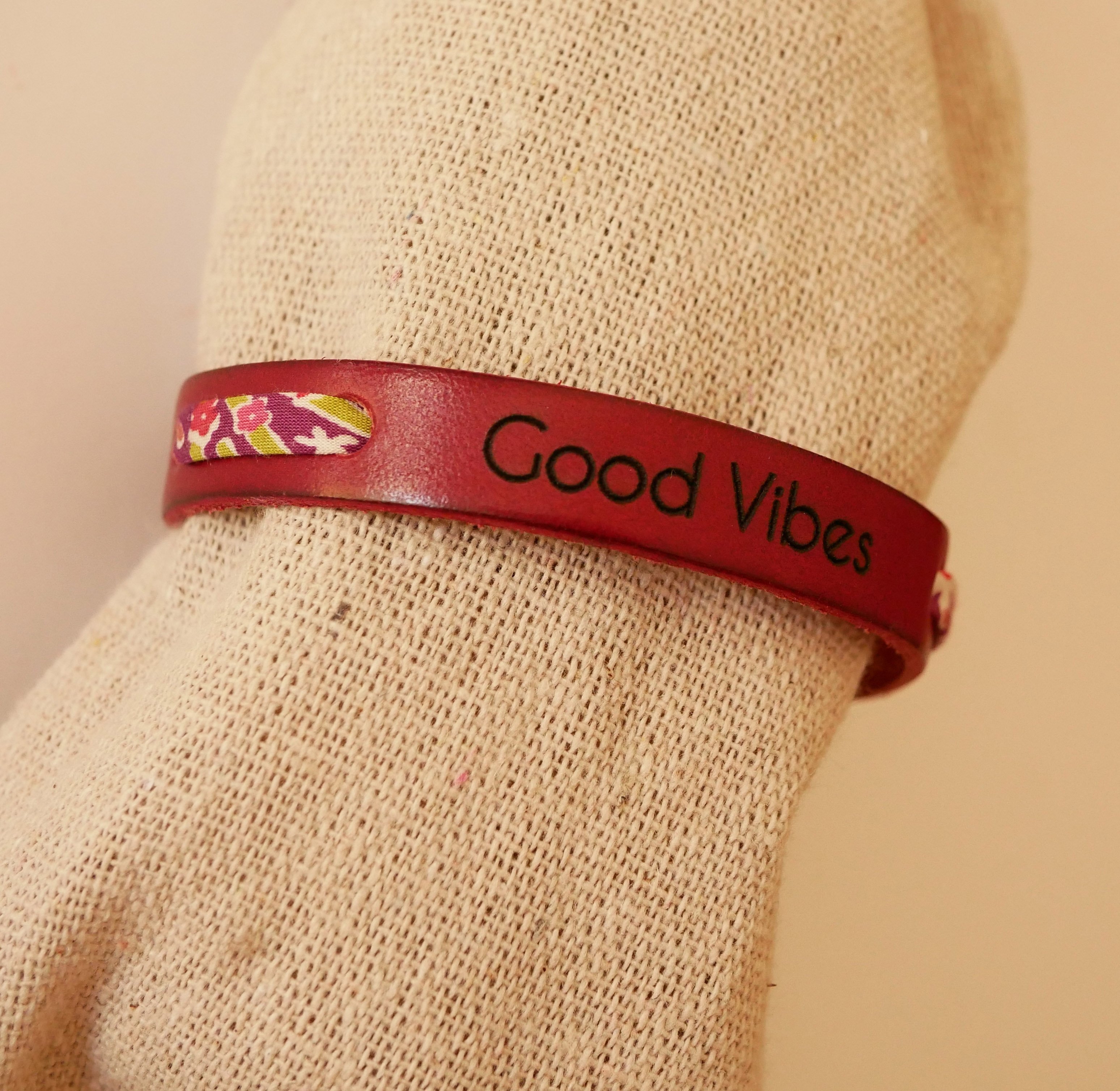Bracelet Florâme gravé Good vibes au ruban liberty violet sur cuir rouge