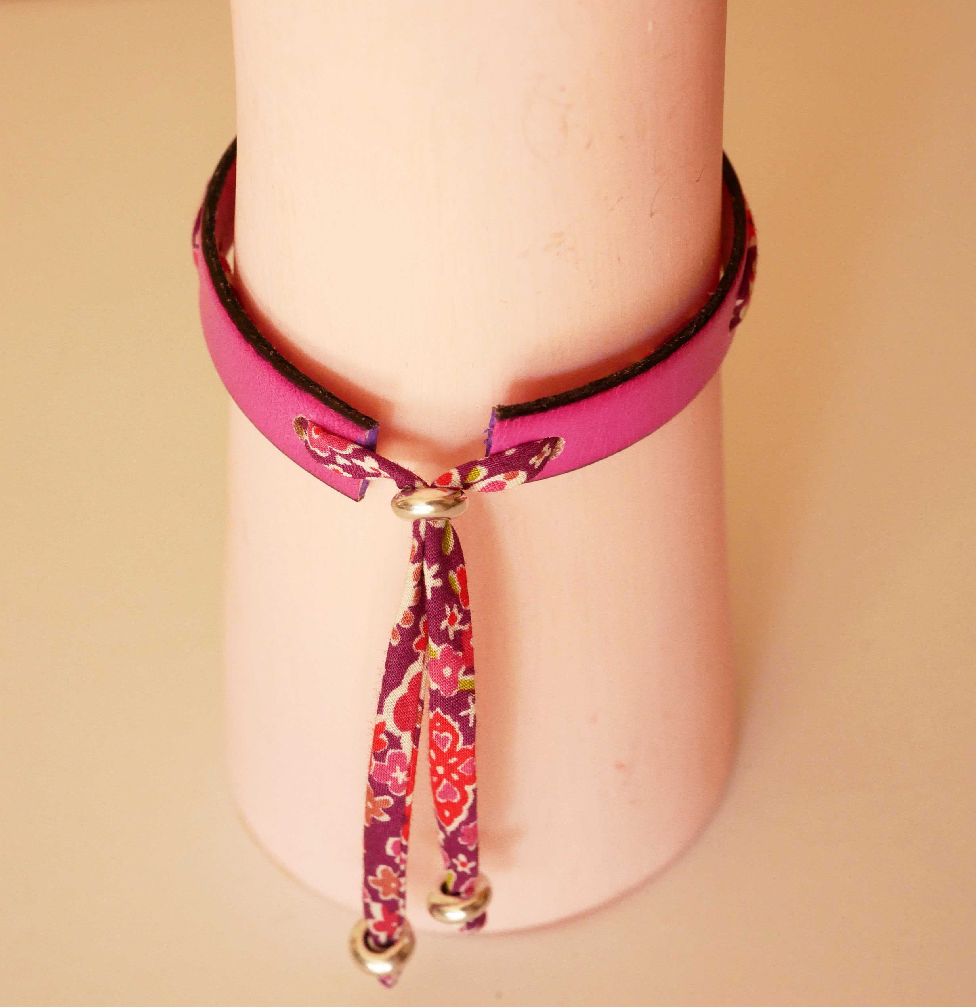 Bracelet Florâme gravé Flex & Chill au ruban liberty fleuri sur cuir fuchsia
