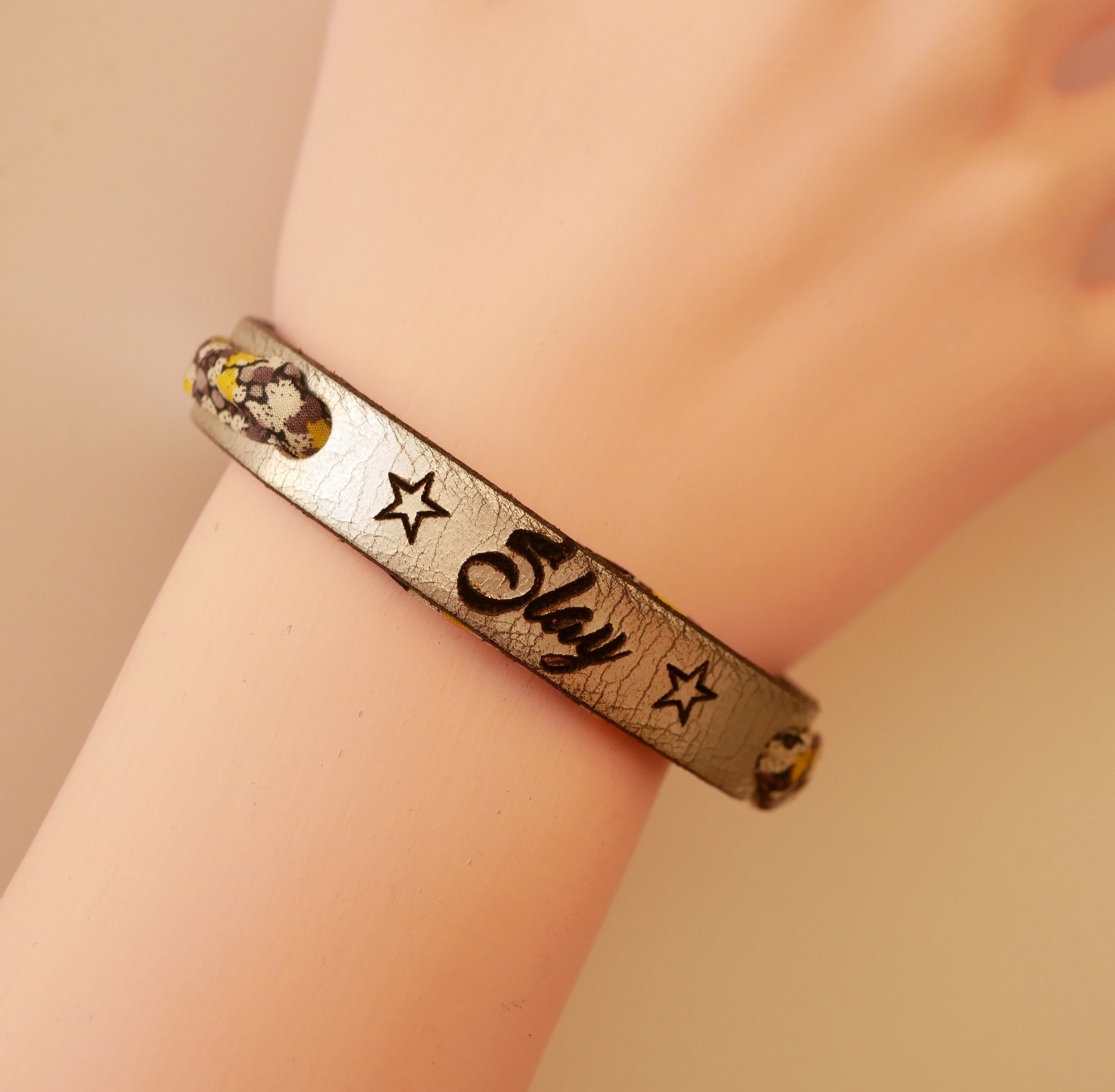 Bracelet Flor&acirc;me grav&eacute; au ruban liberty fleurs jaunes  sur cuir argent&eacute;