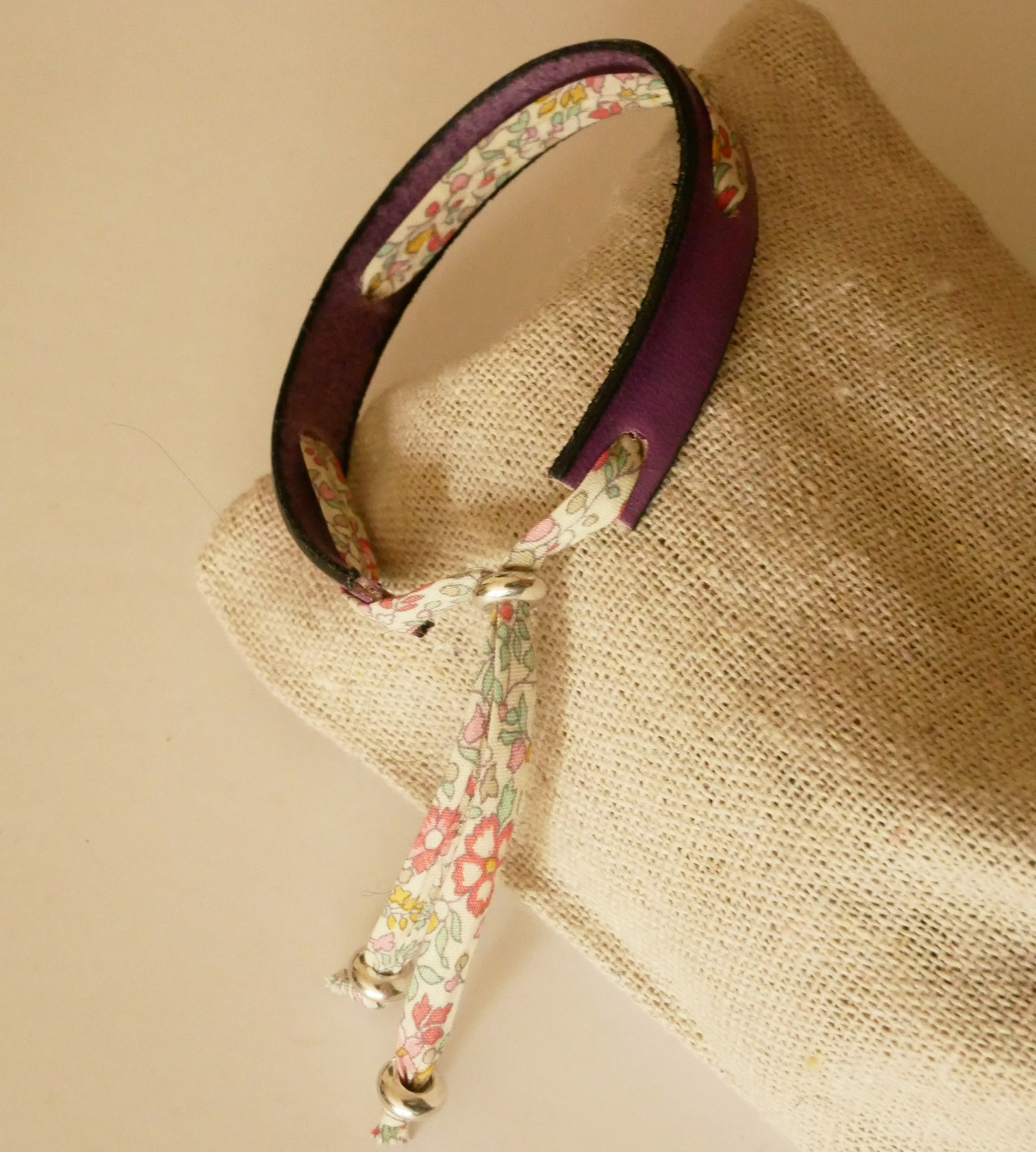 Bracelet Florâme gravé "Brille" au ruban liberty pastel sur cuir violine