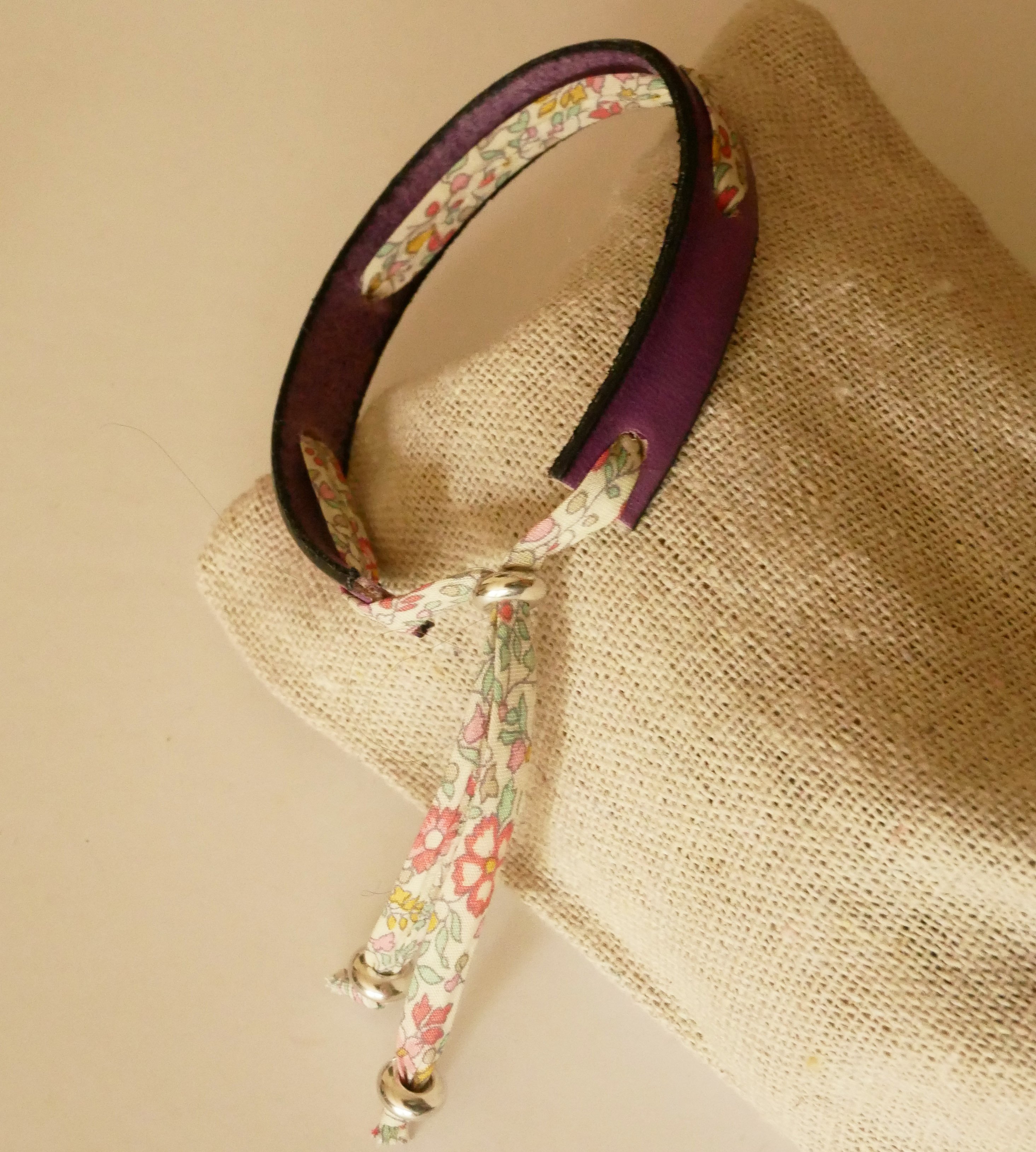 Bracelet Florâme gravé "Brille" au ruban liberty pastel sur cuir violine