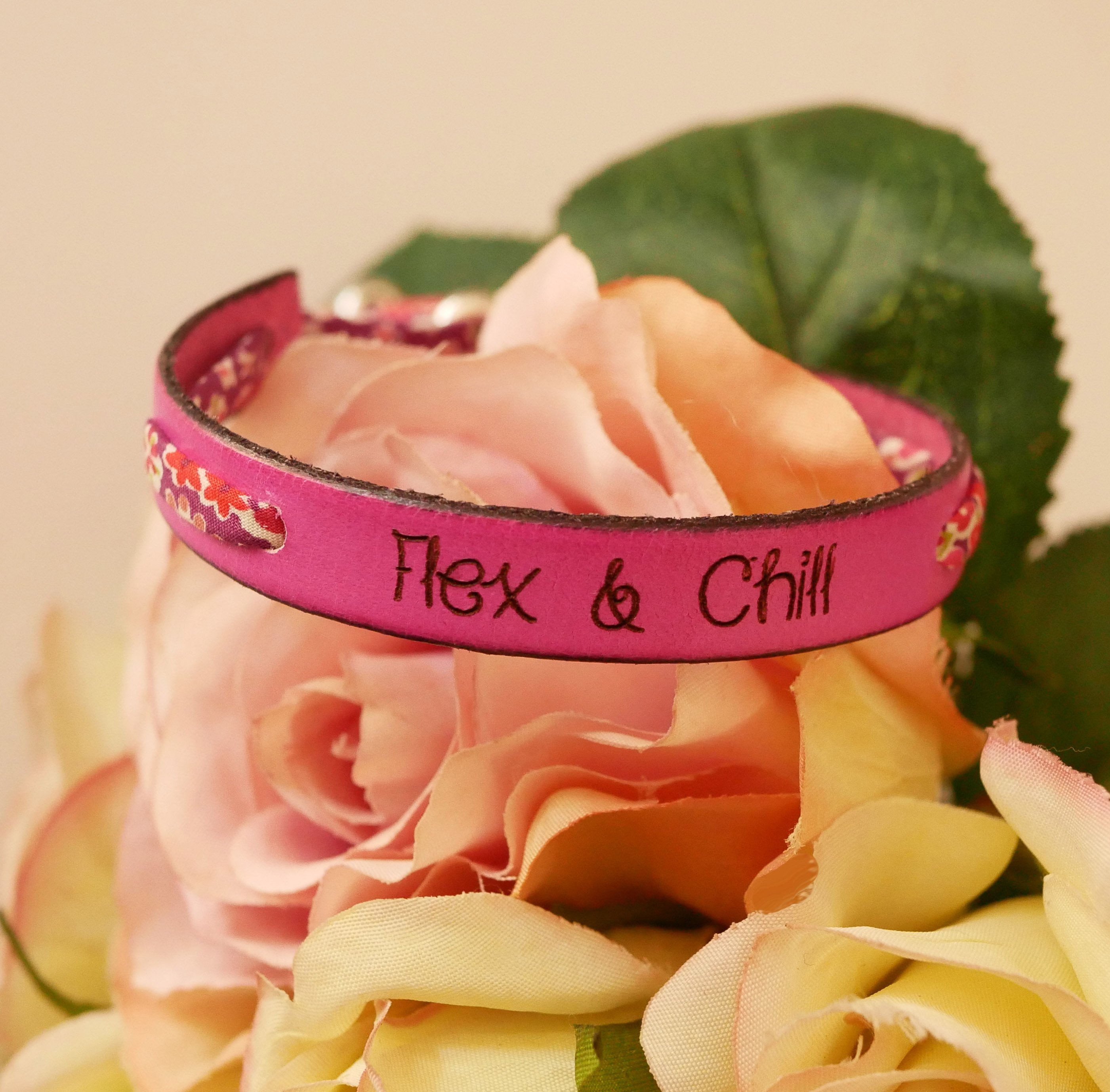 Bracelet Florâme gravé Flex & Chill au ruban liberty fleuri sur cuir fuchsia