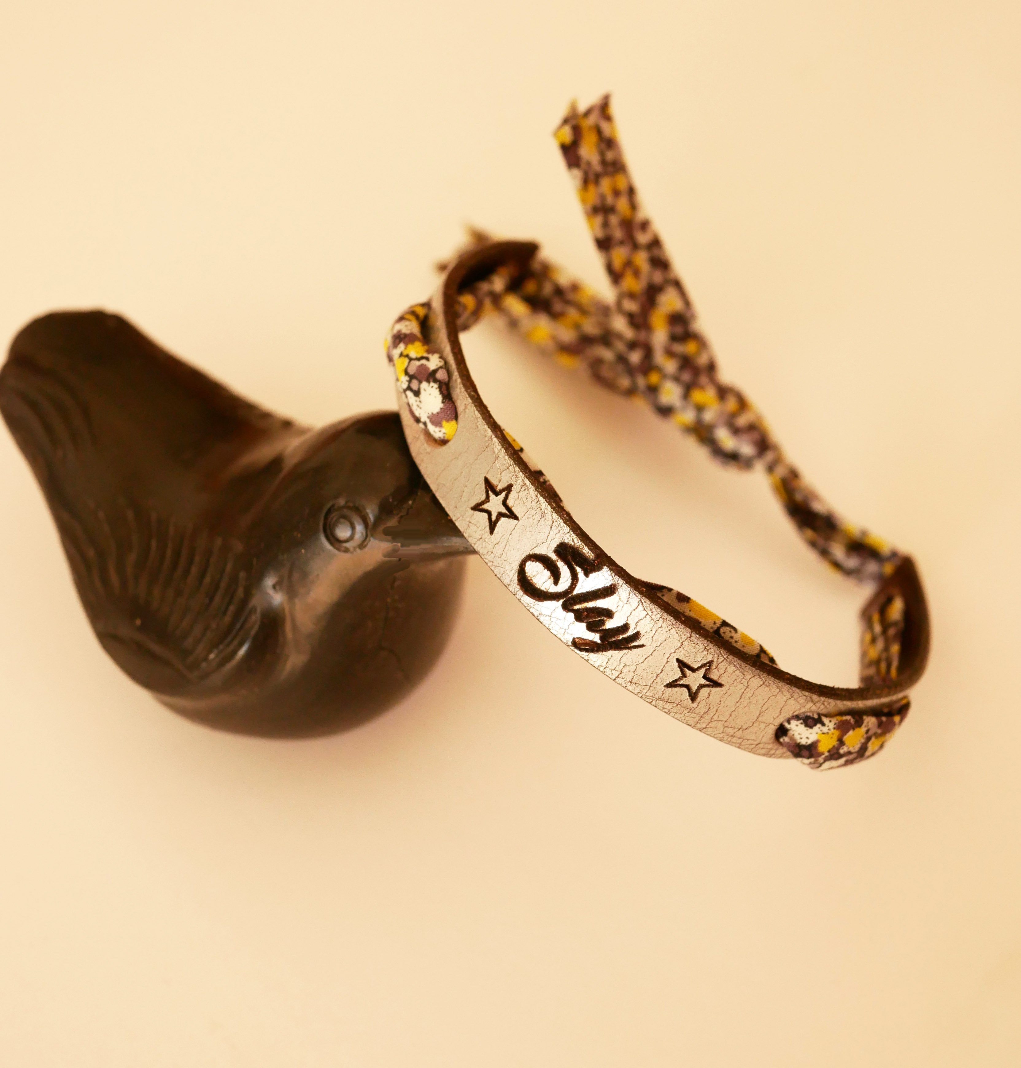 Bracelet Flor&acirc;me grav&eacute; au ruban liberty fleurs jaunes  sur cuir argent&eacute;