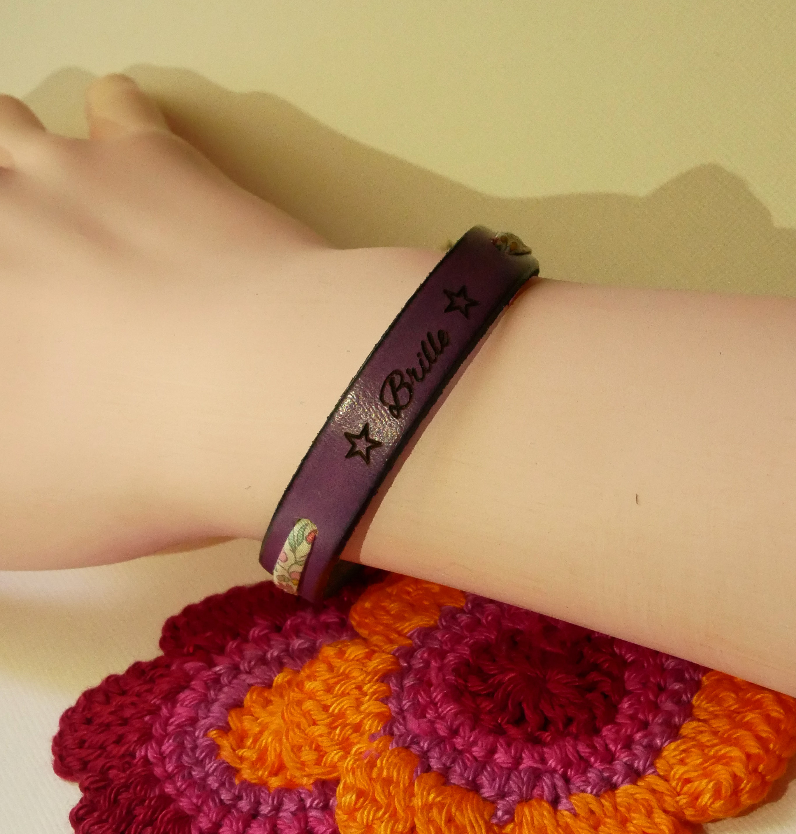 Bracelet Florâme gravé "Brille" au ruban liberty pastel sur cuir violine