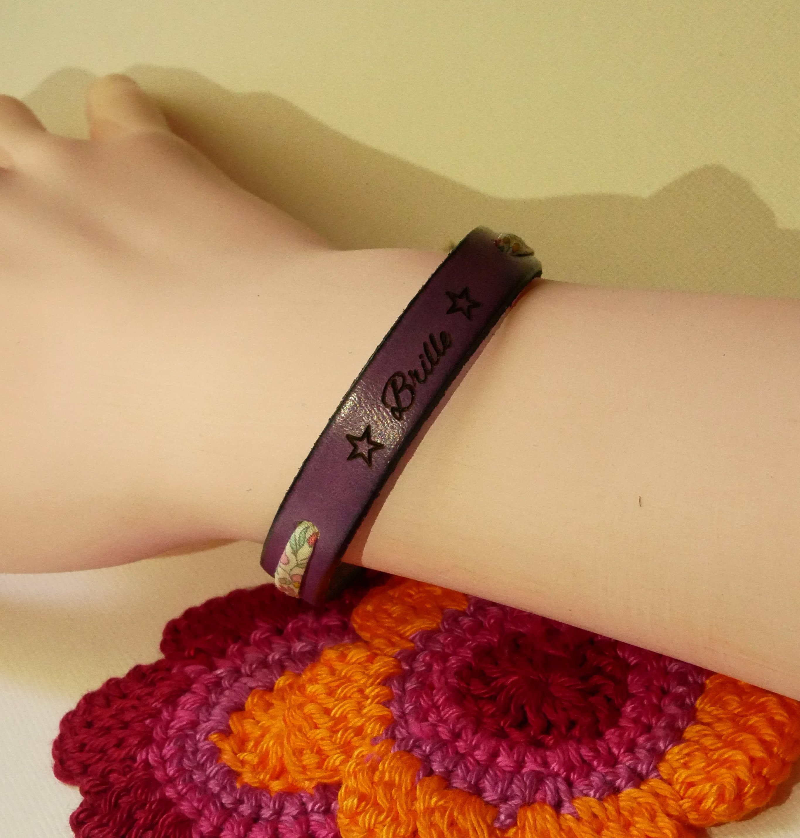 Bracelet Florâme gravé "Brille" au ruban liberty pastel sur cuir violine