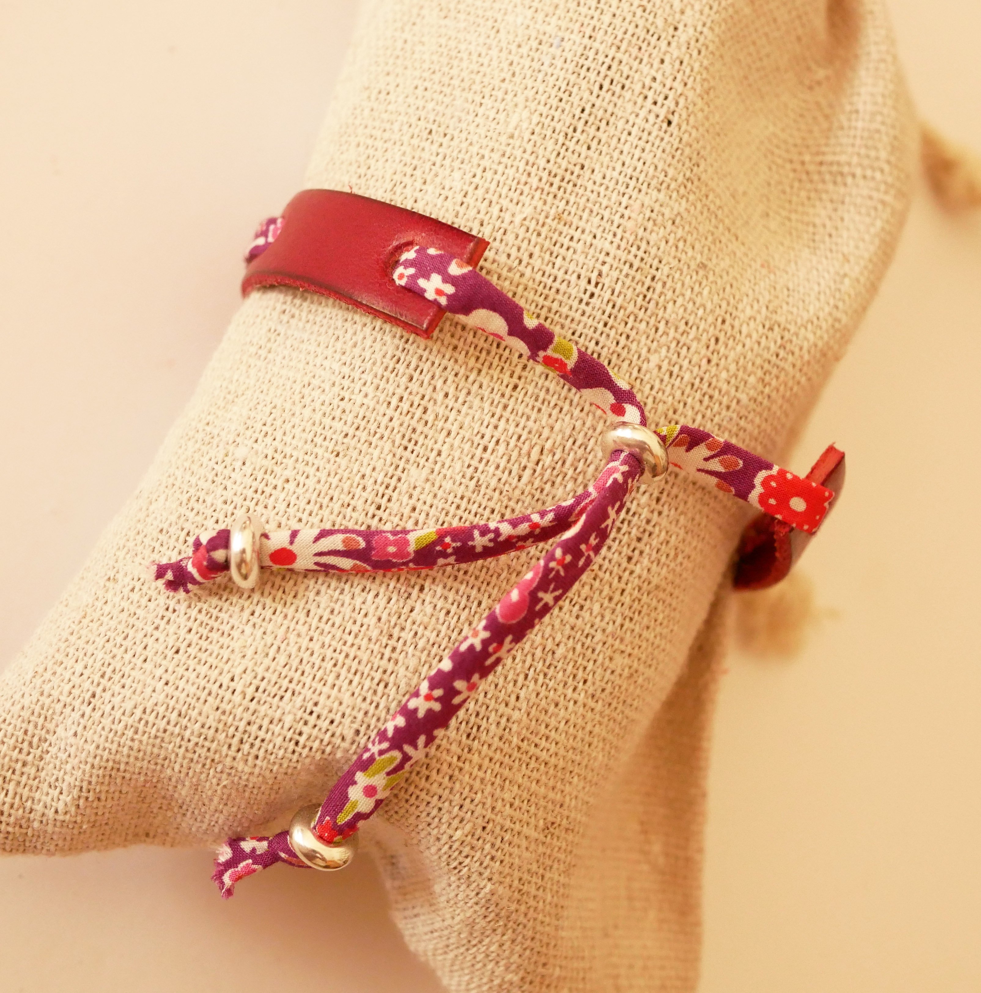 Bracelet Florâme gravé Good vibes au ruban liberty violet sur cuir rouge