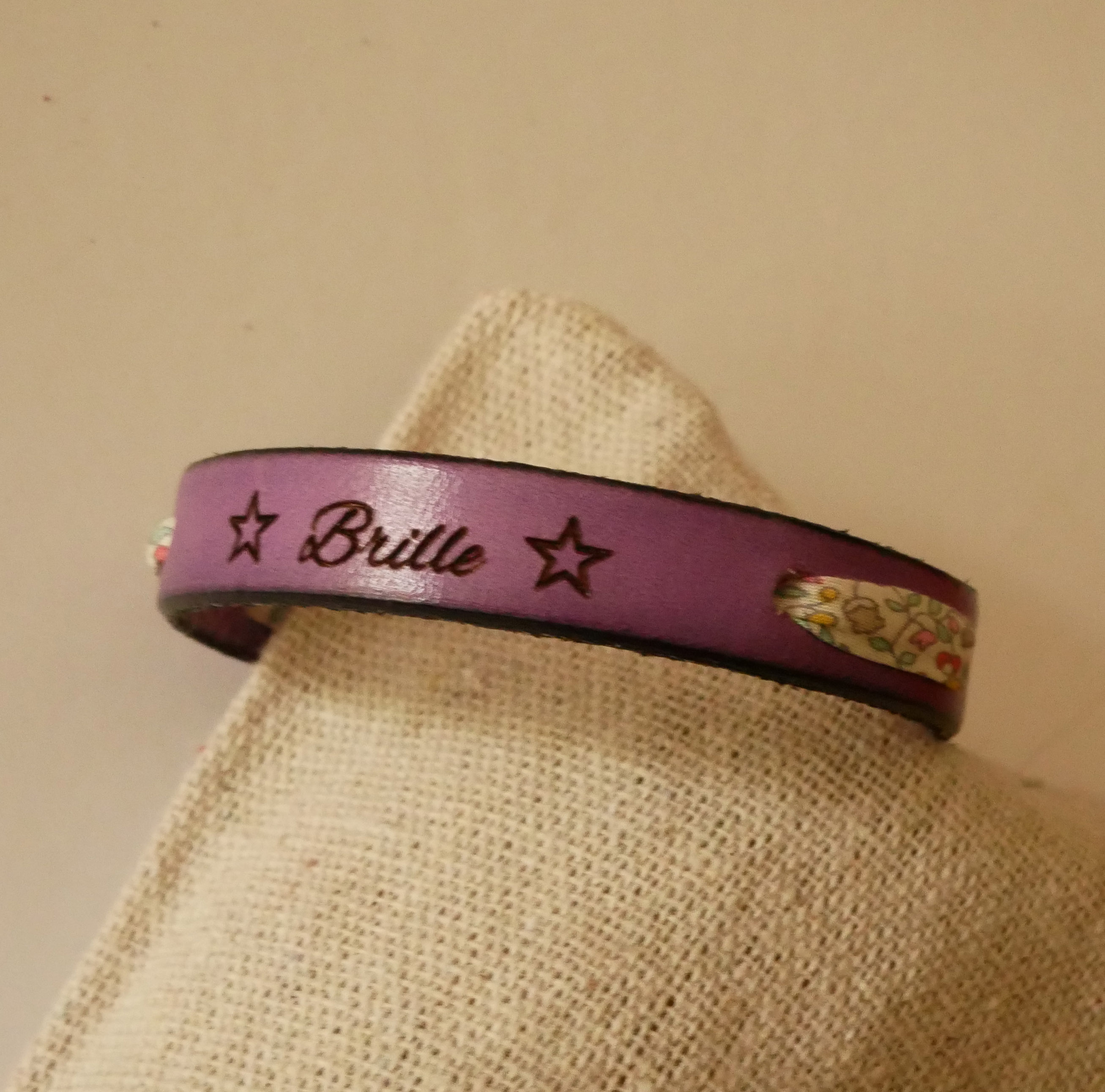 Bracelet Florâme gravé "Brille" au ruban liberty pastel sur cuir violine