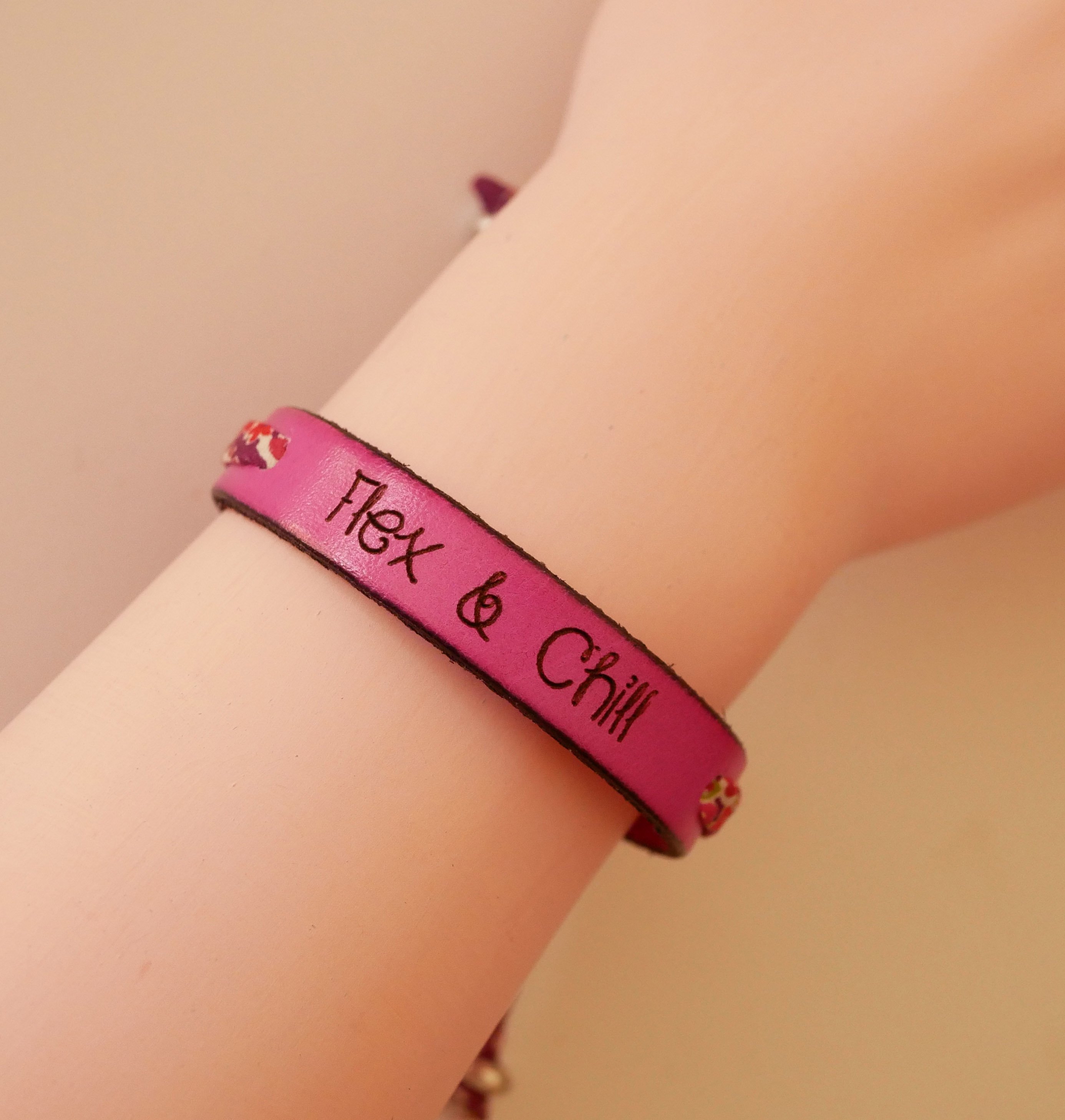 Bracelet Florâme gravé Flex & Chill au ruban liberty fleuri sur cuir fuchsia