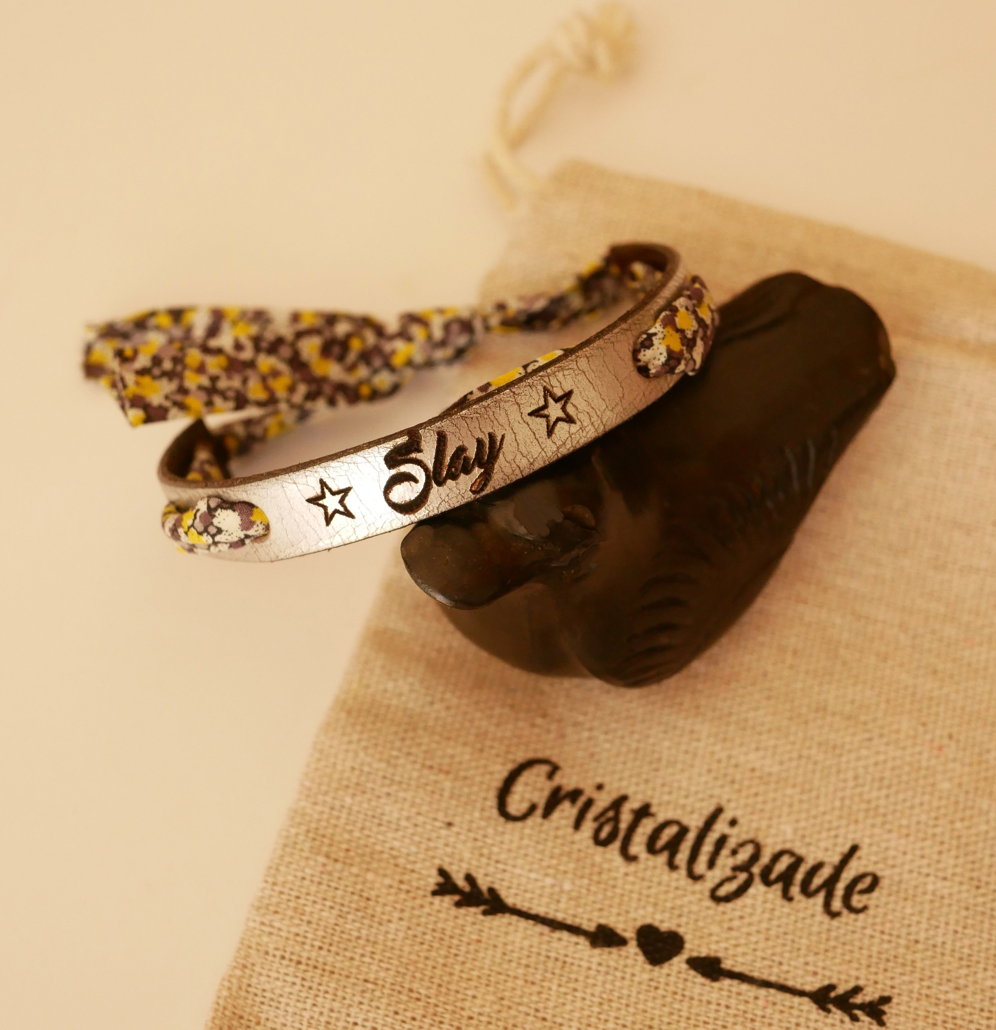 Bracelet Flor&acirc;me grav&eacute; au ruban liberty fleurs jaunes  sur cuir argent&eacute;