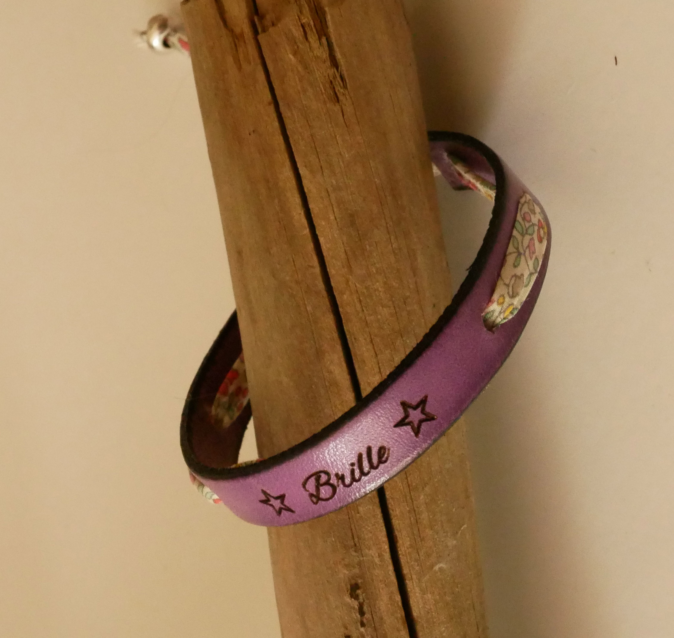 Bracelet Florâme gravé "Brille" au ruban liberty pastel sur cuir violine