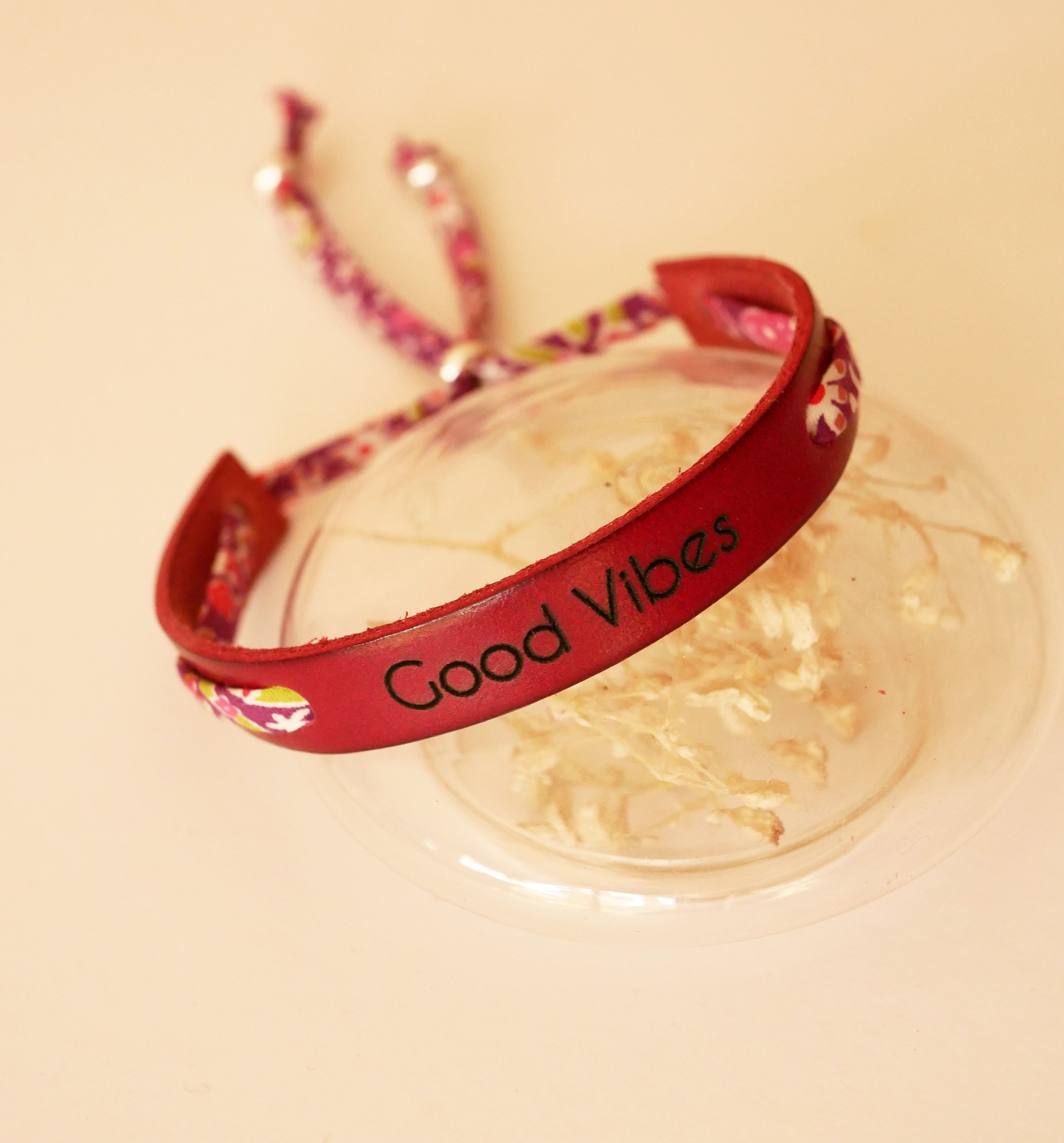 Bracelet Florâme gravé Good vibes au ruban liberty violet sur cuir rouge