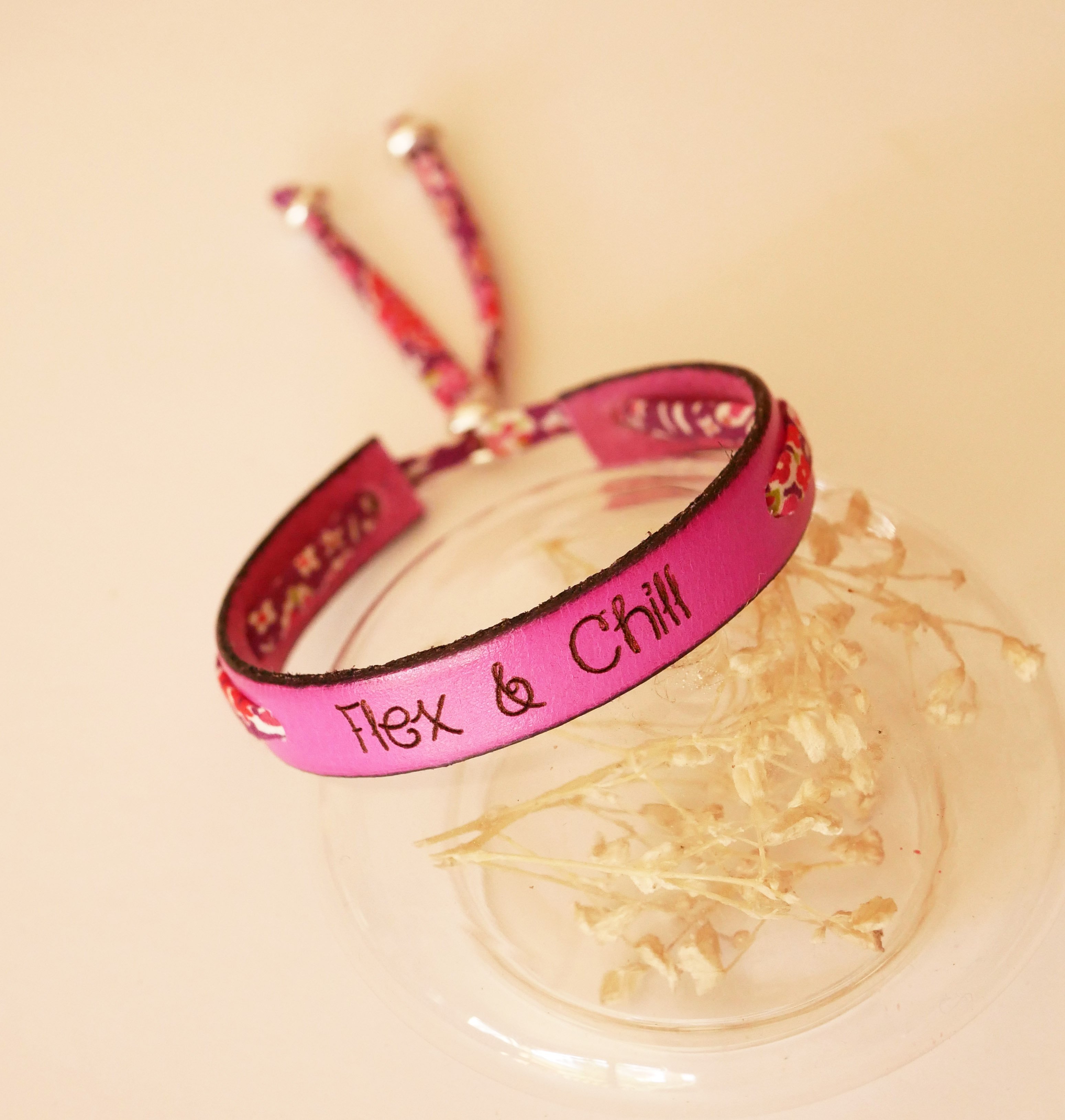 Bracelet Florâme gravé Flex & Chill au ruban liberty fleuri sur cuir fuchsia
