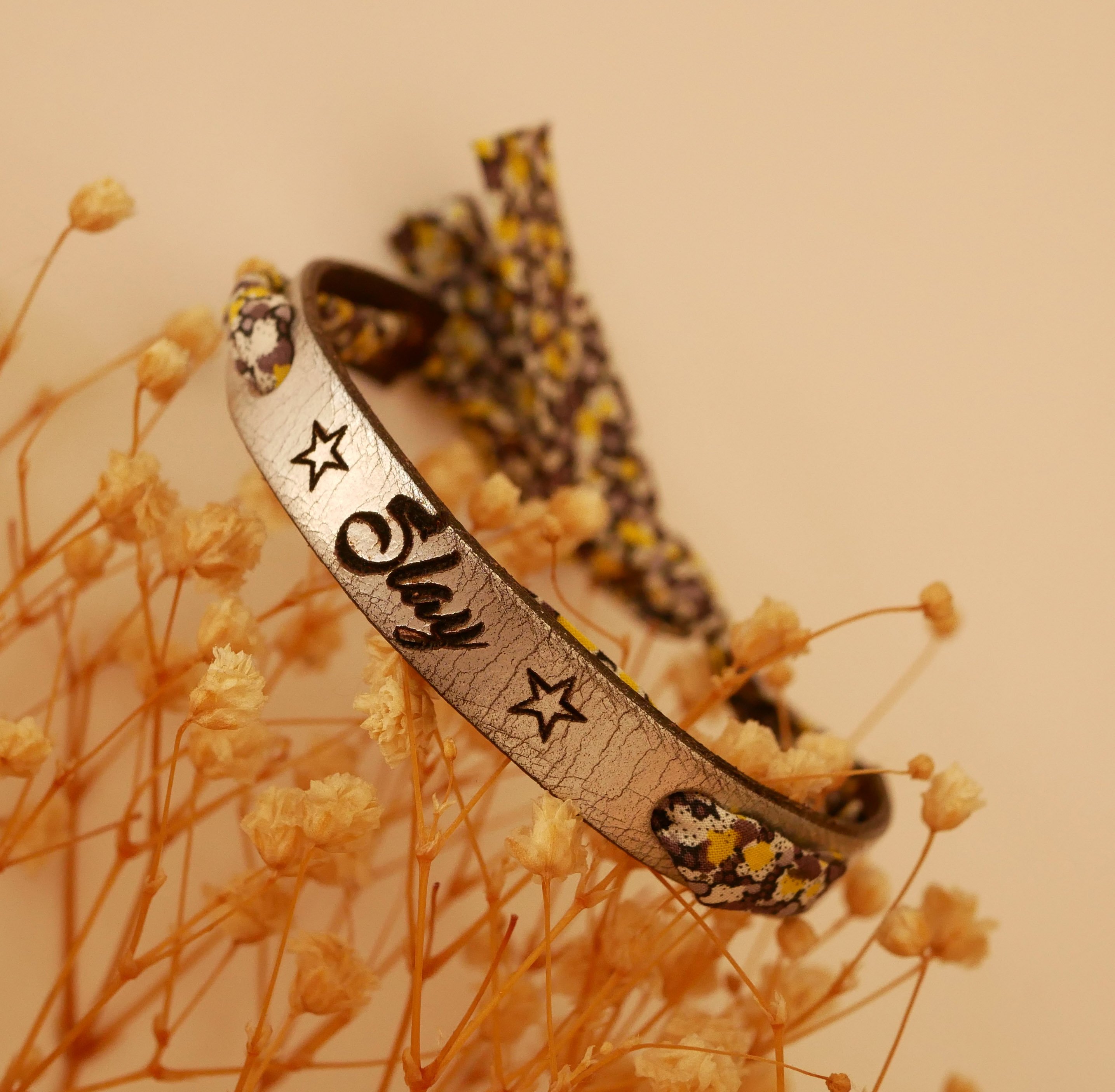 Bracelet Flor&acirc;me grav&eacute; au ruban liberty fleurs jaunes  sur cuir argent&eacute;