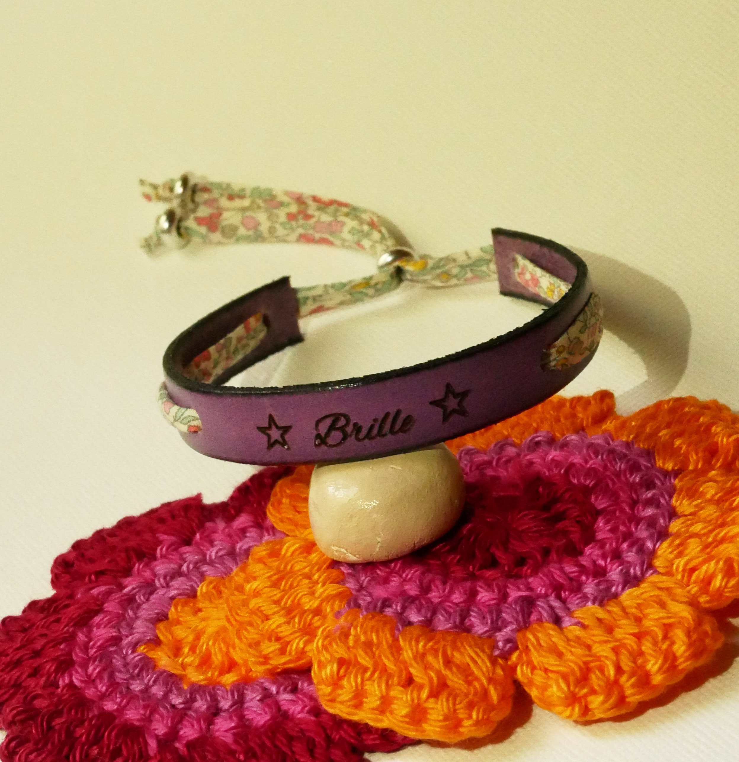 Bracelet Florâme gravé "Brille" au ruban liberty pastel sur cuir violine