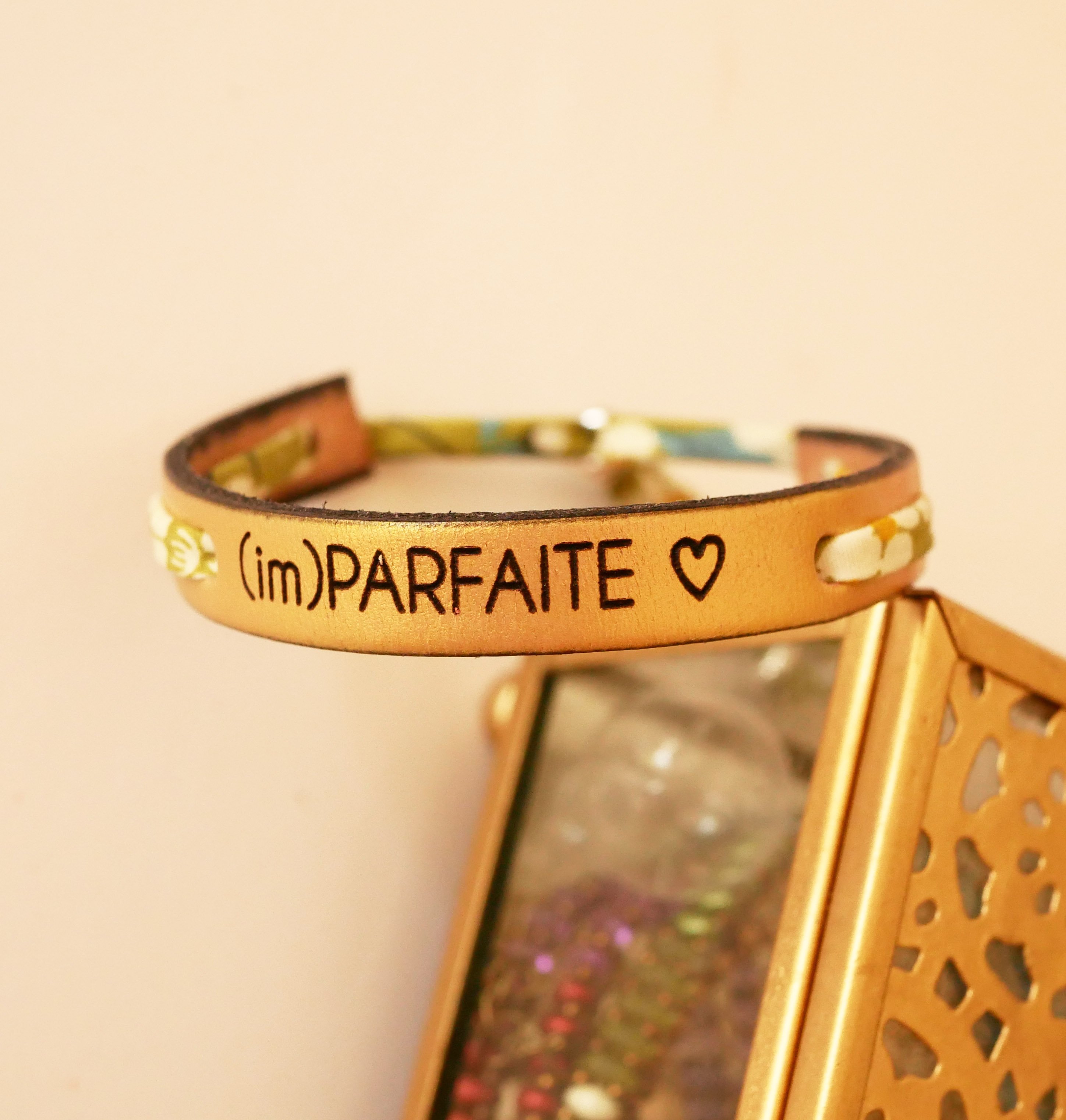 Bracelet Florâme gravé ImParfaite au ruban liberty vert clair sur cuir doré 