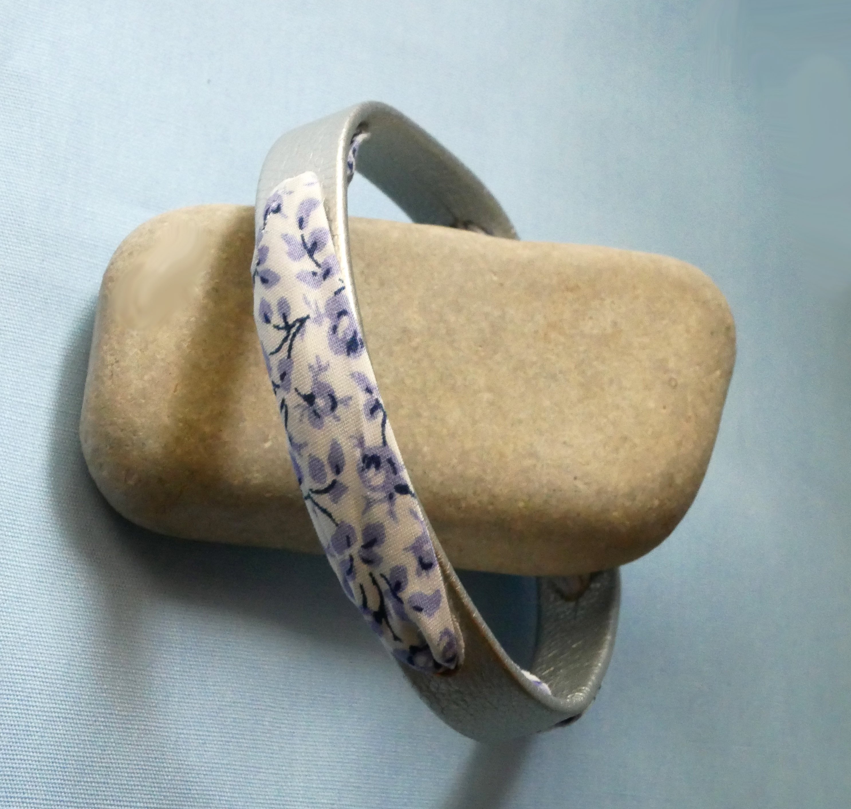 Bracelet Florâme au ruban liberty fleurs bleues sur cuir argenté
