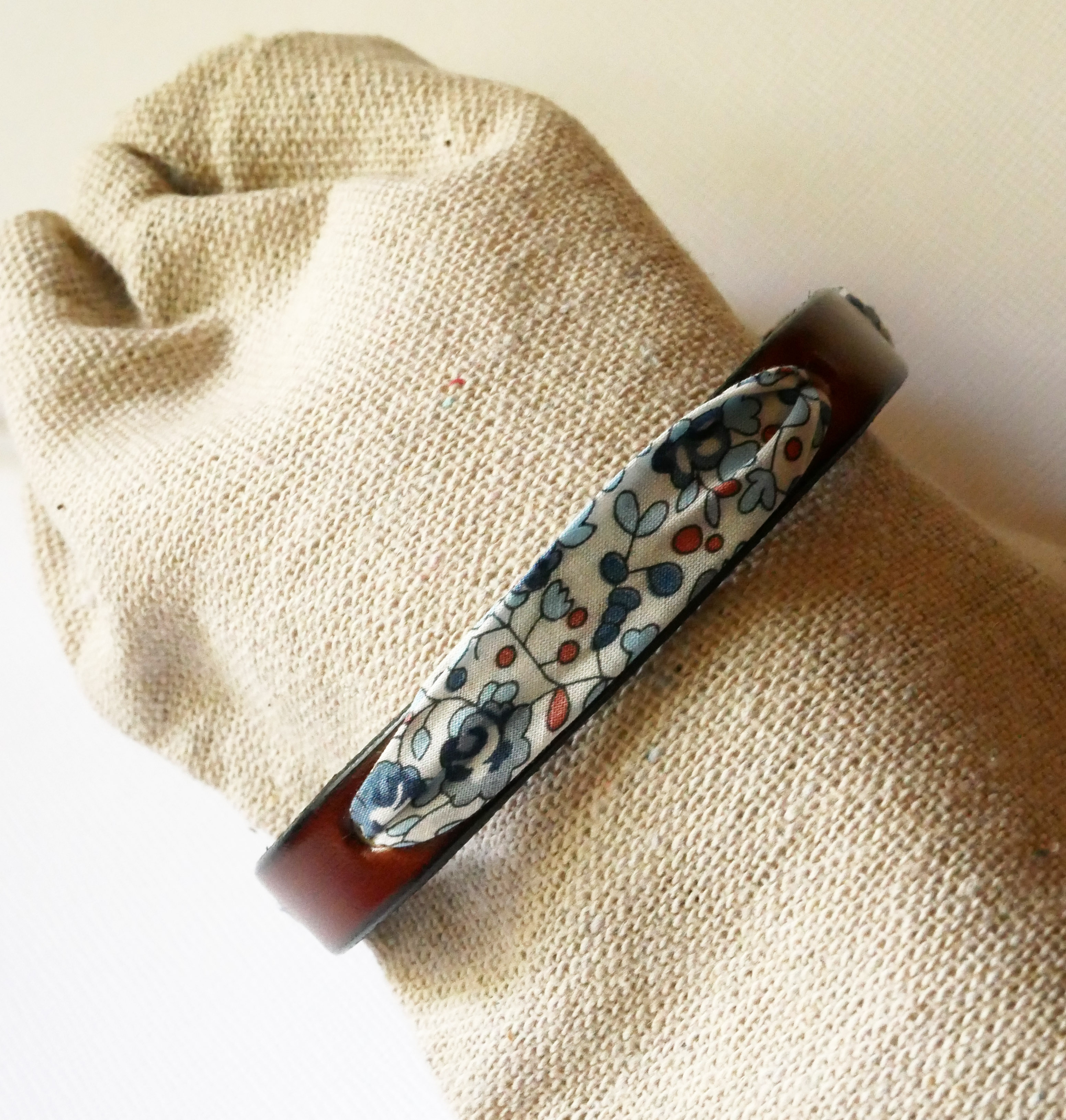 Bracelet Florâme au ruban liberty Eloïse fleurs bleues sur cuir marron