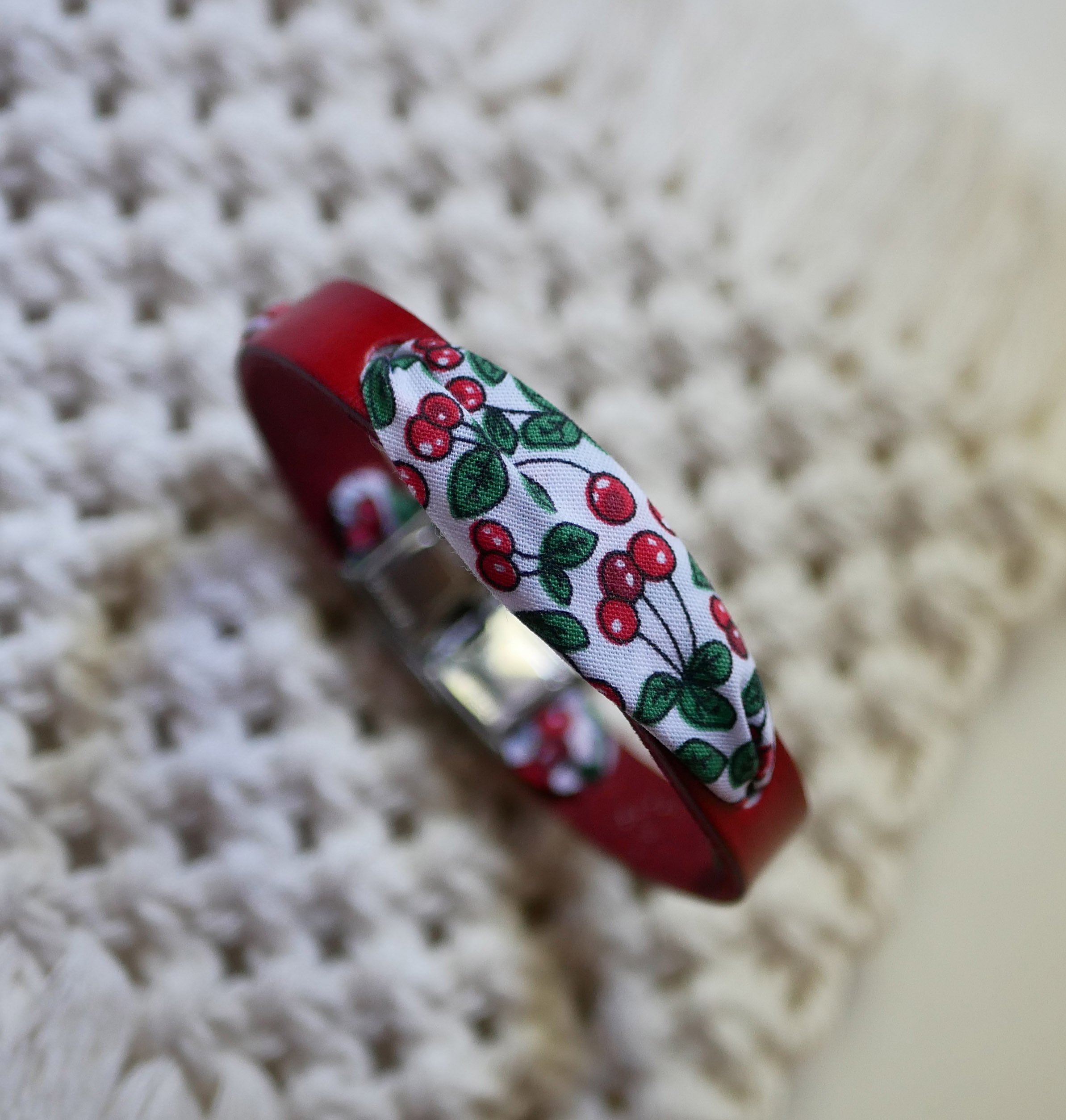 Bracelet Florâme au ruban Fruits Cerises  sur cuir rouge