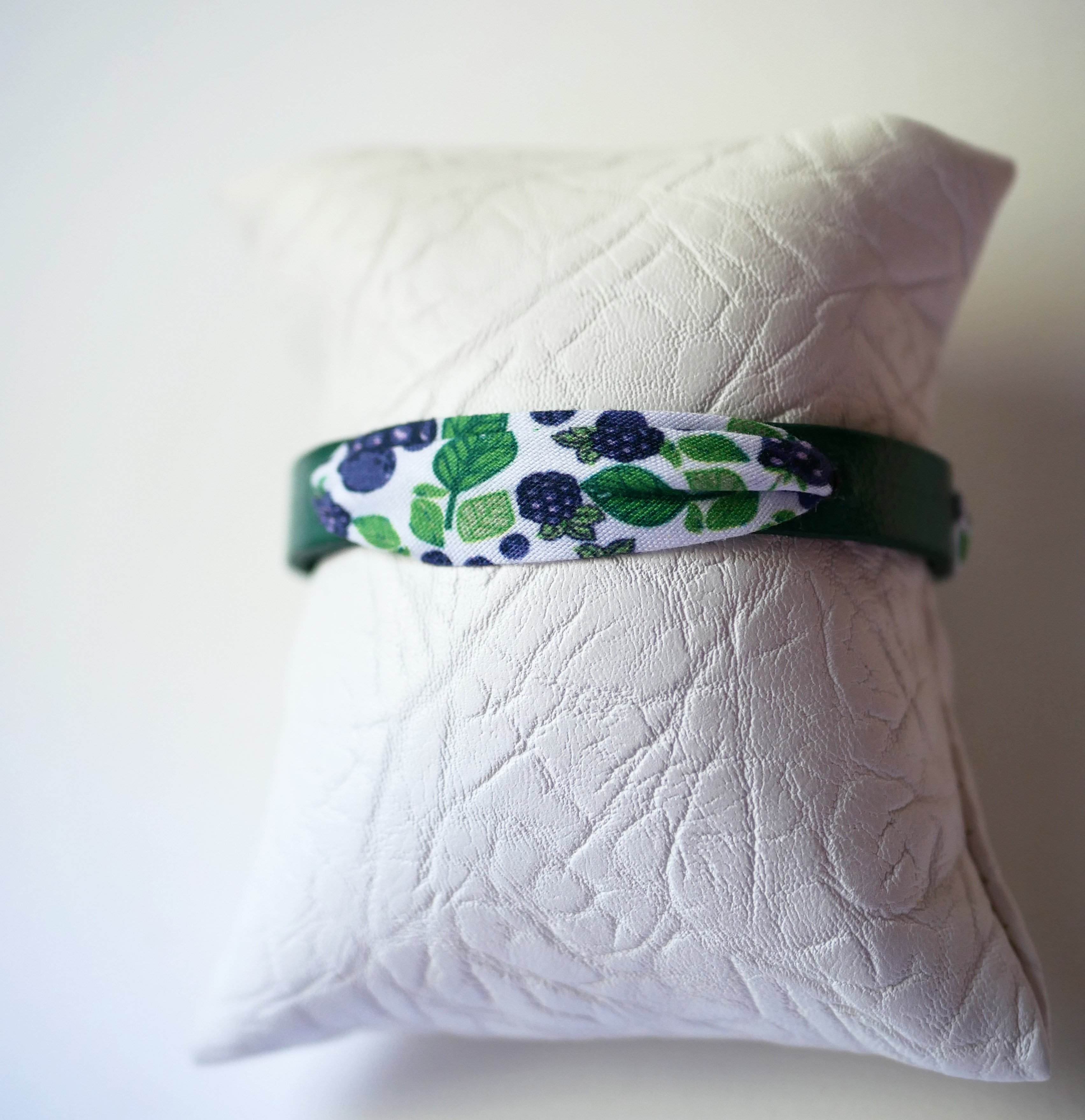 Bracelet Flor&acirc;me au ruban Fruits M&ucirc;res sur cuir vert