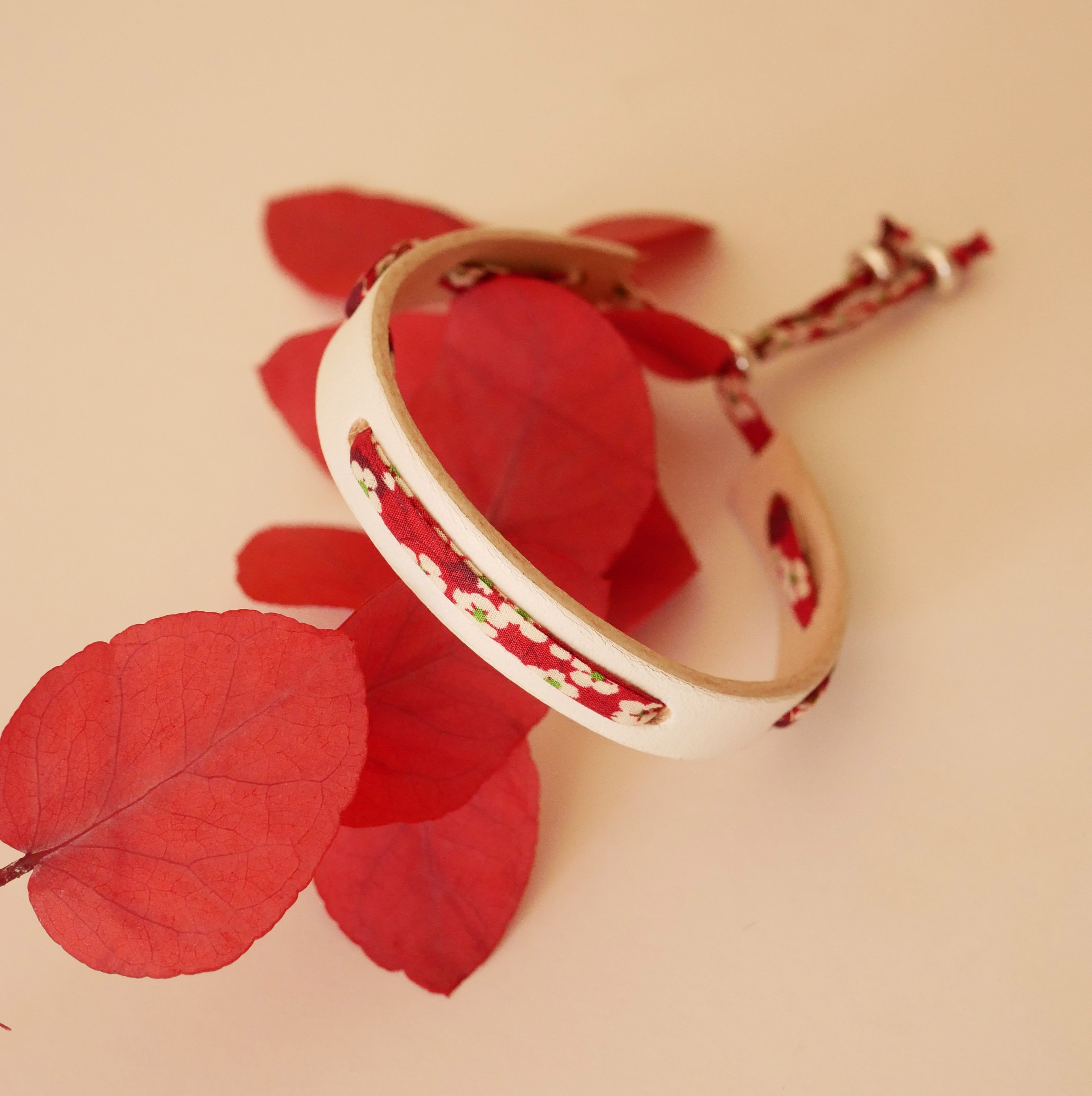 Bracelet Florâme au ruban liberty Misti rouge sur cuir blanc
