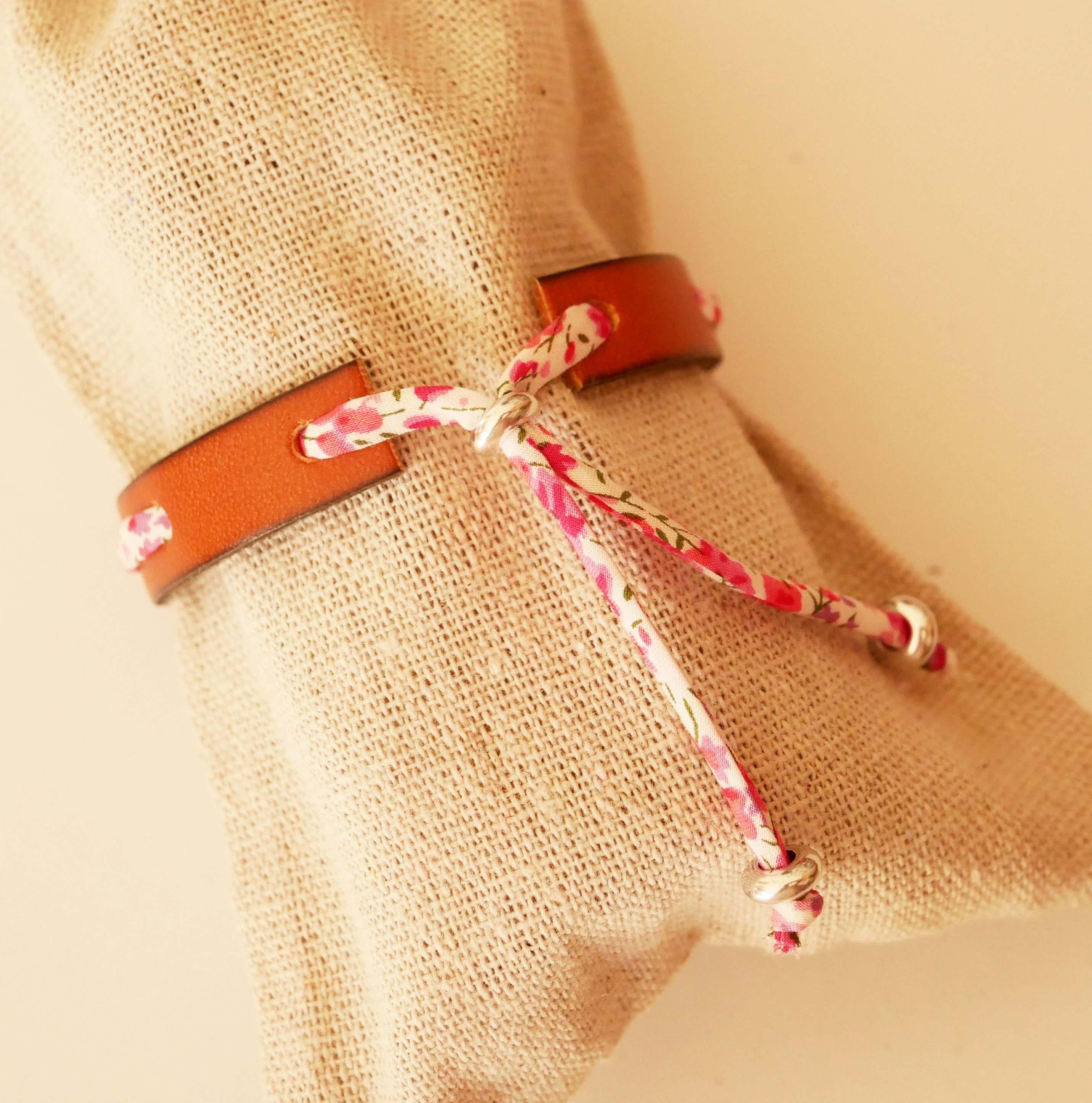 Bracelet Florâme au ruban liberty Phoebe Rose sur cuir marron