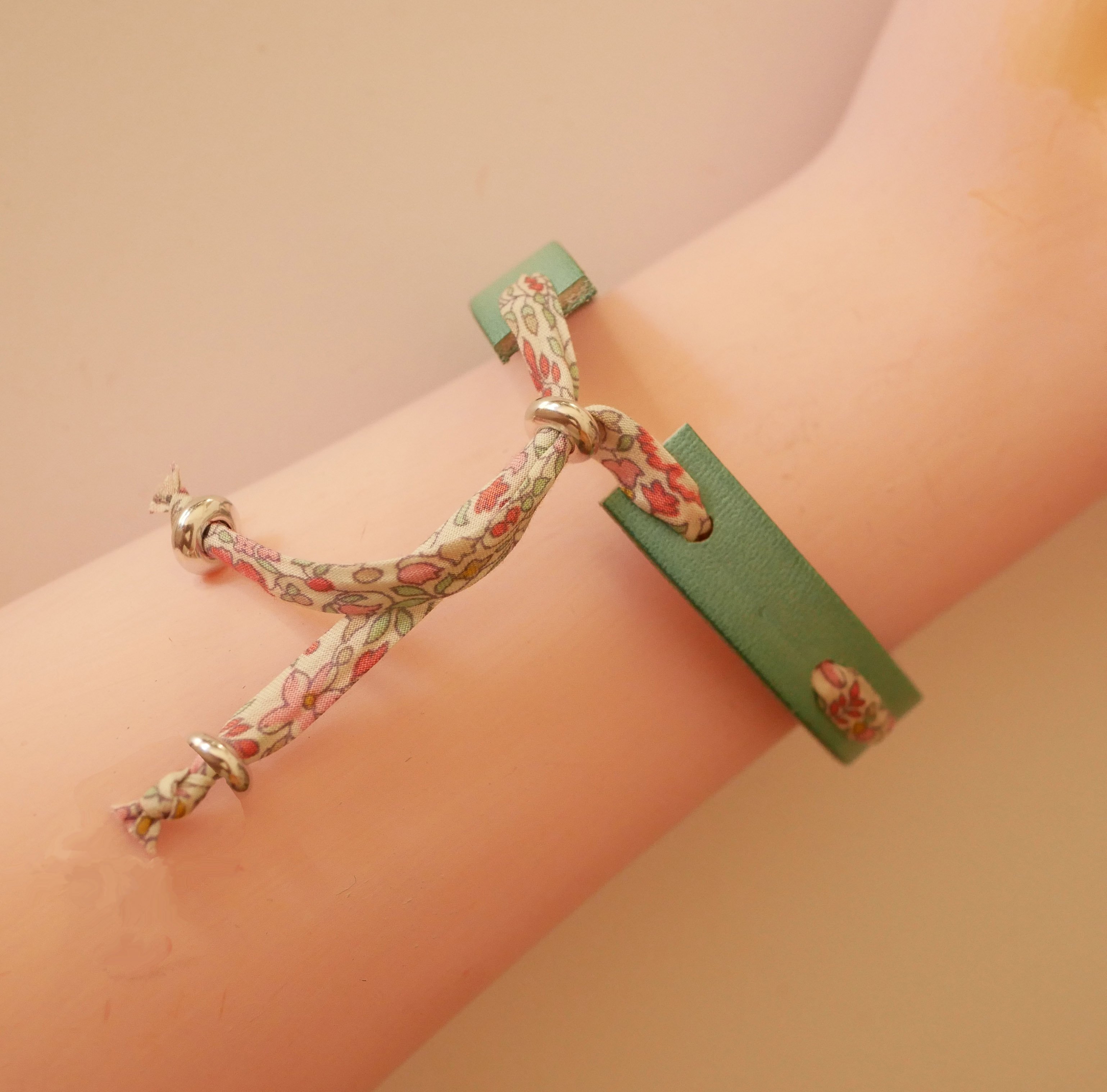 Bracelet Flor&acirc;me au ruban liberty fleuri pastel sur cuir vert c&eacute;ladon
