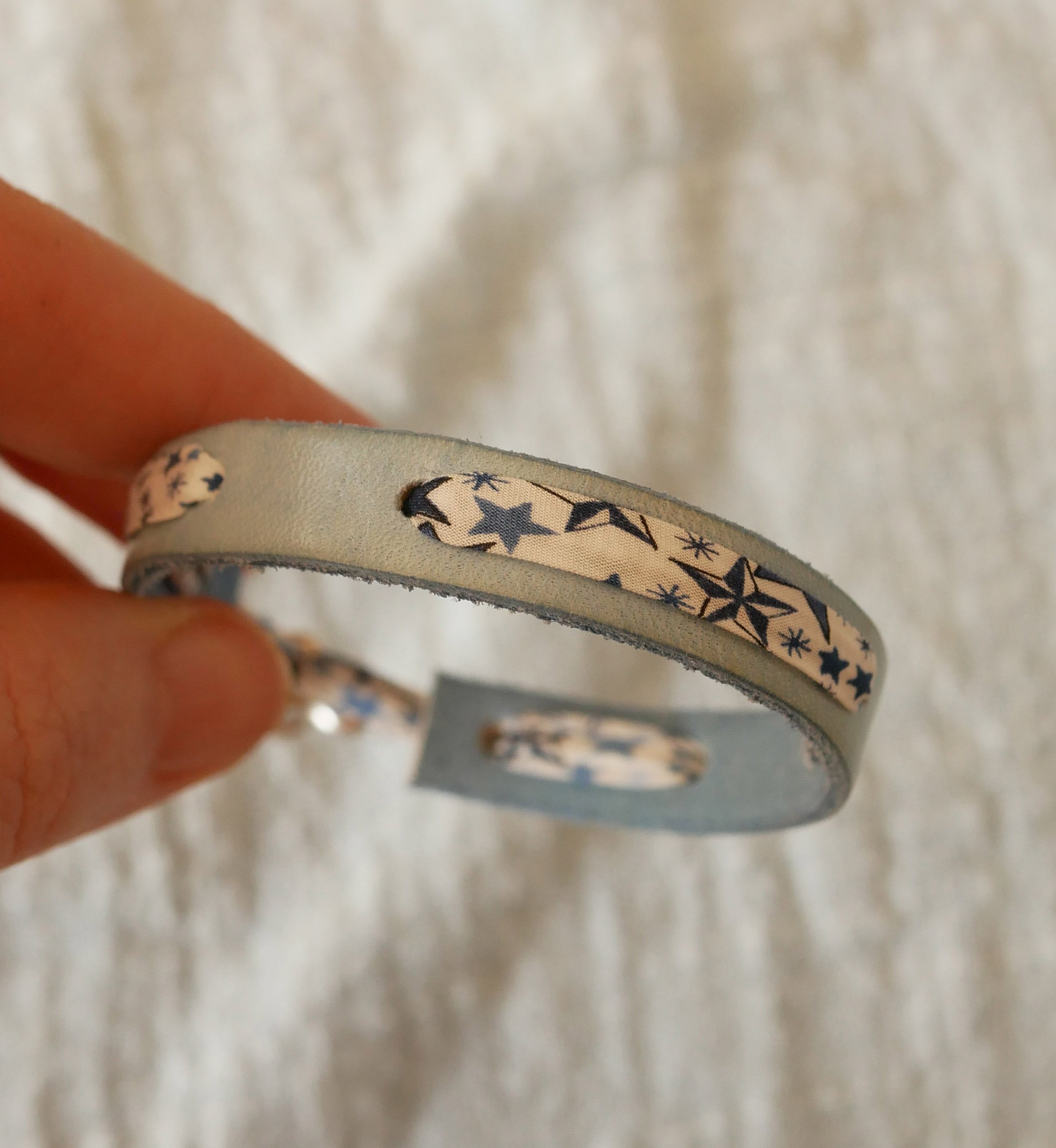 Bracelet Flor&acirc;me au ruban liberty &eacute;toiles bleues sur cuir ciel