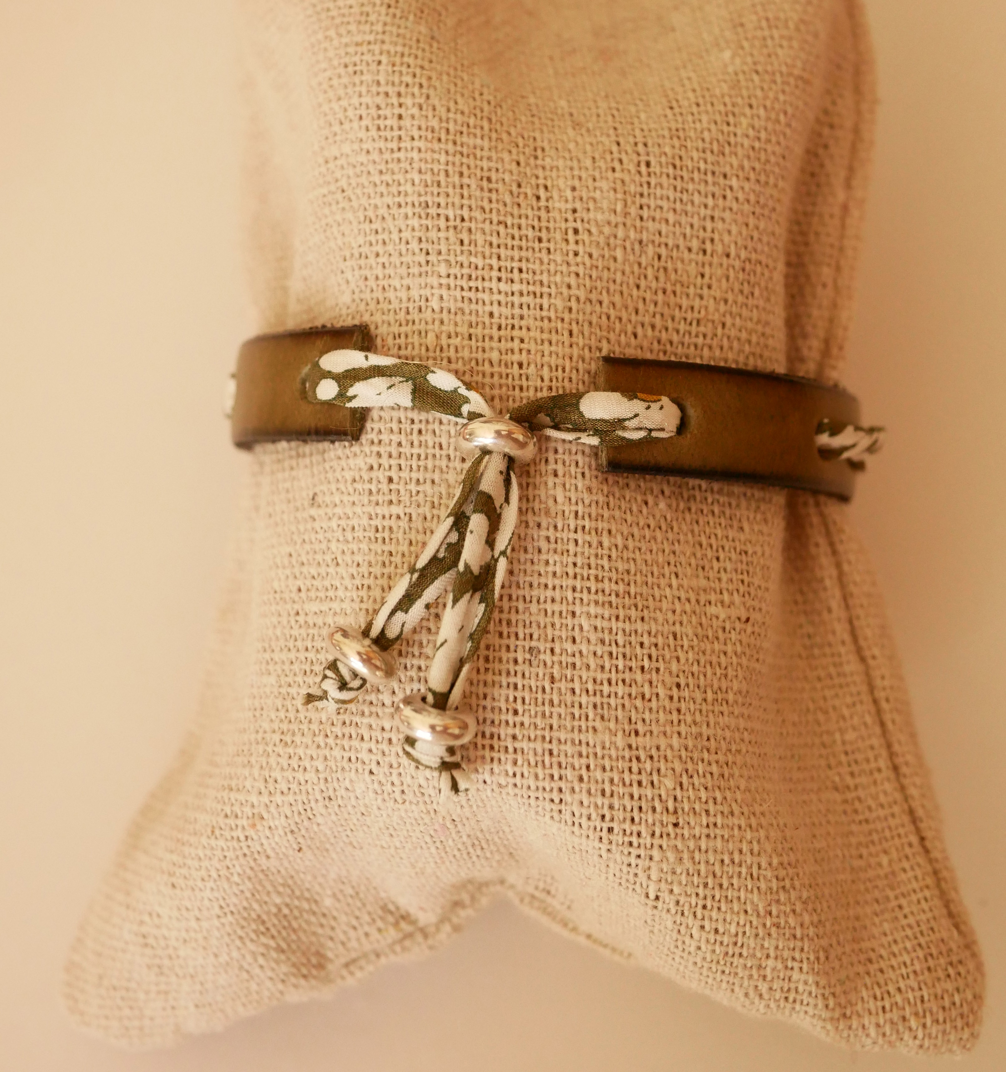 Bracelet Florâme au ruban liberty vert sur cuir vert tilleul