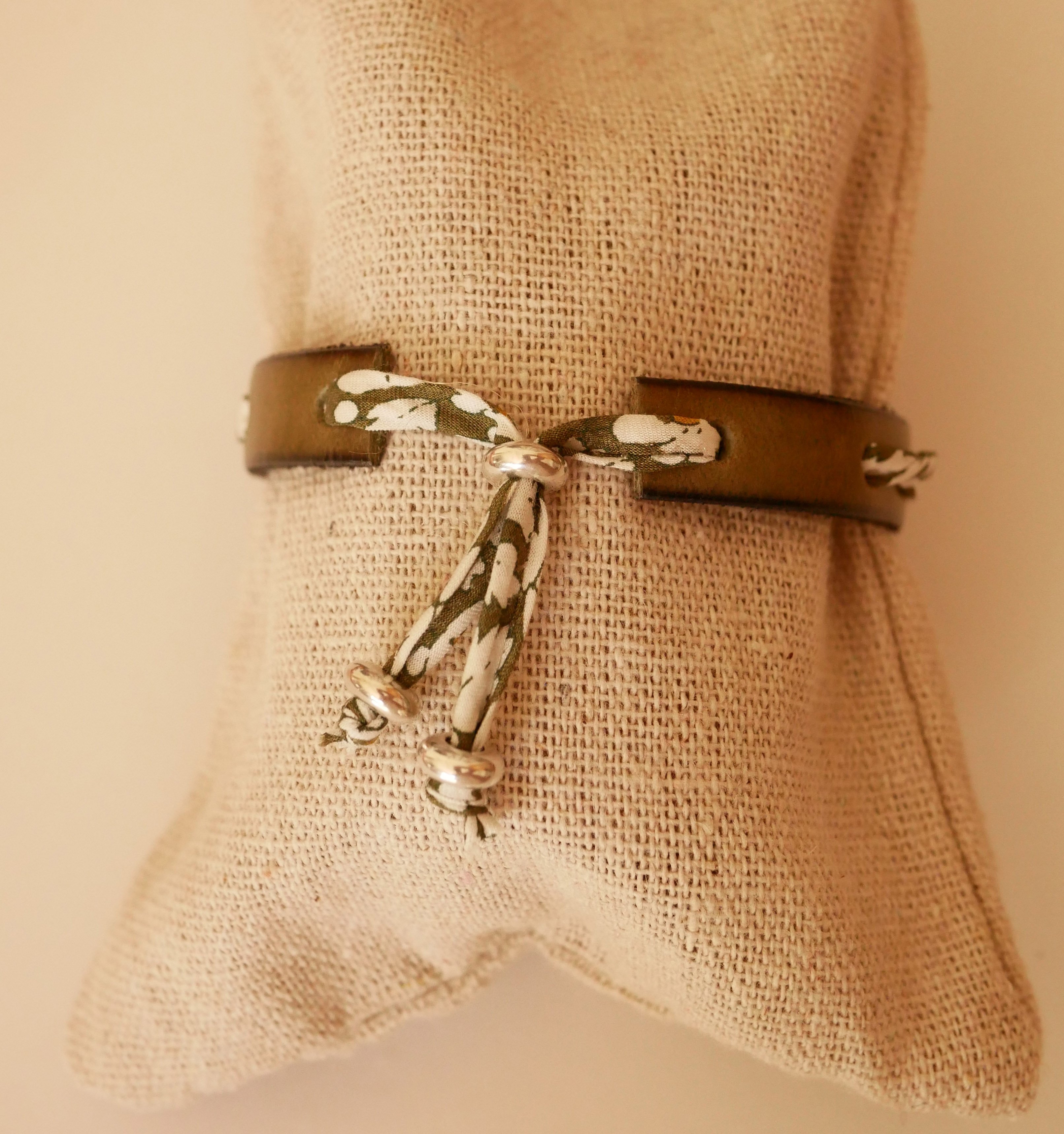 Bracelet Flor&acirc;me au ruban liberty vert sur cuir vert tilleul