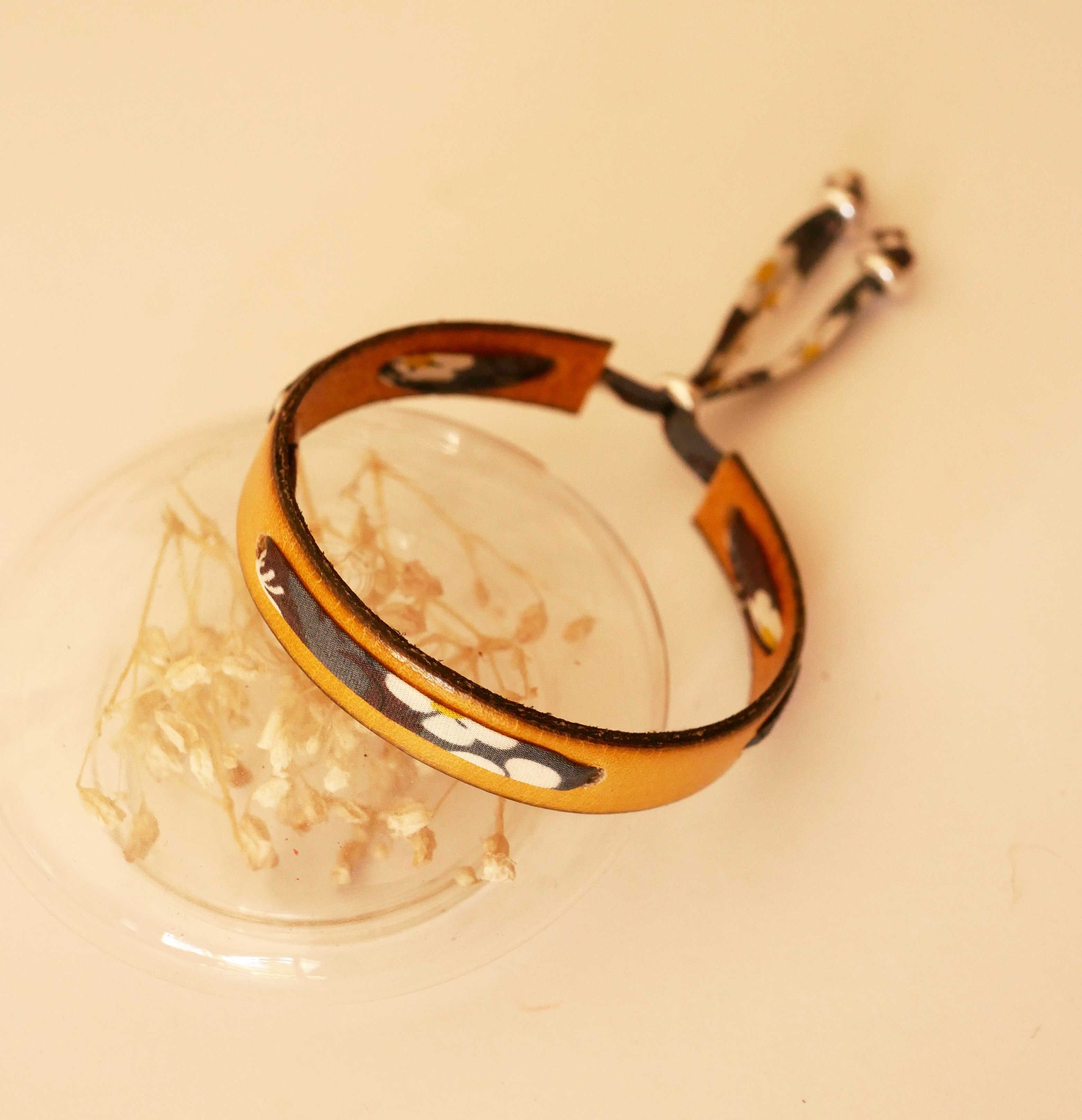 Bracelet Flor&acirc;me au ruban liberty Misti gris sur cuir moutarde