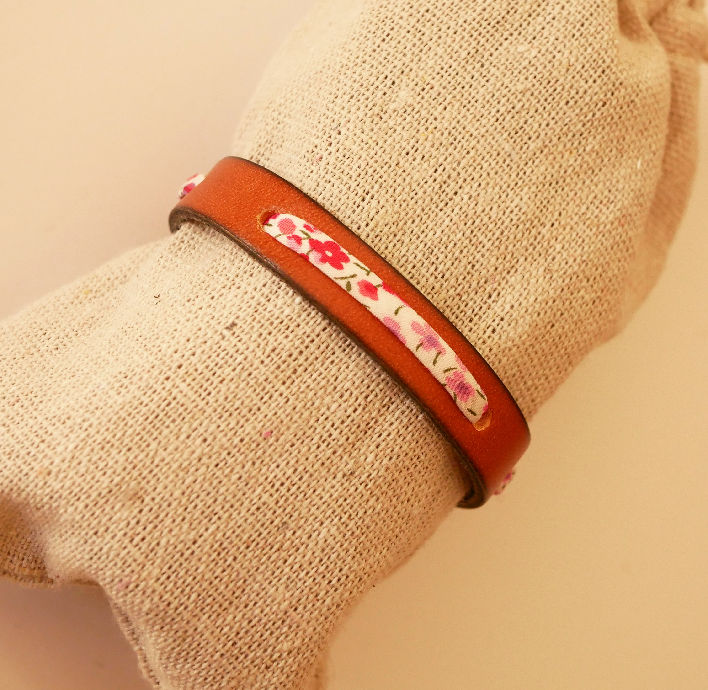 Bracelet Florâme au ruban liberty Phoebe Rose sur cuir marron