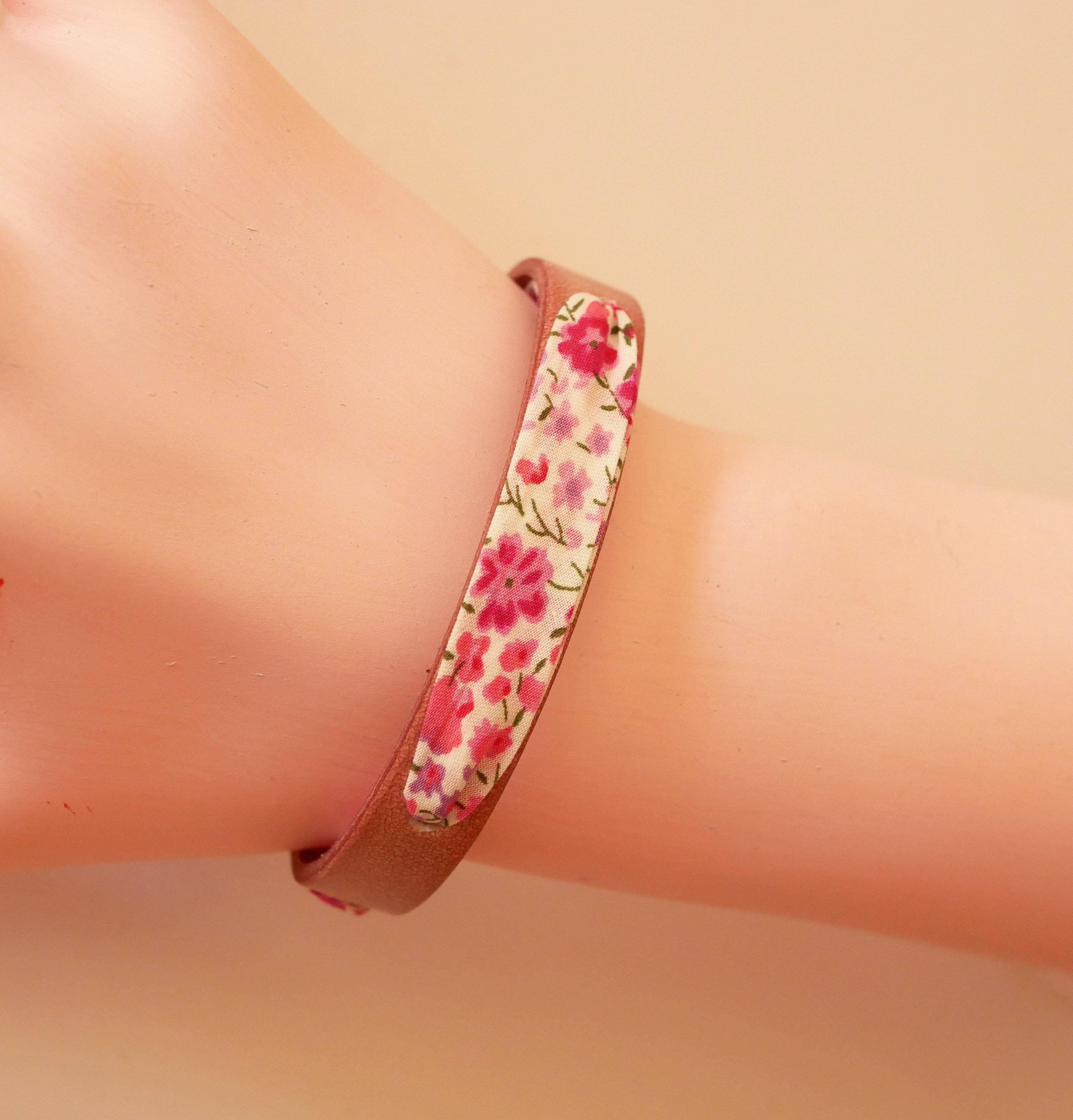 Bracelet Florâme au ruban liberty fleurs rose sur cuir rose vieilli