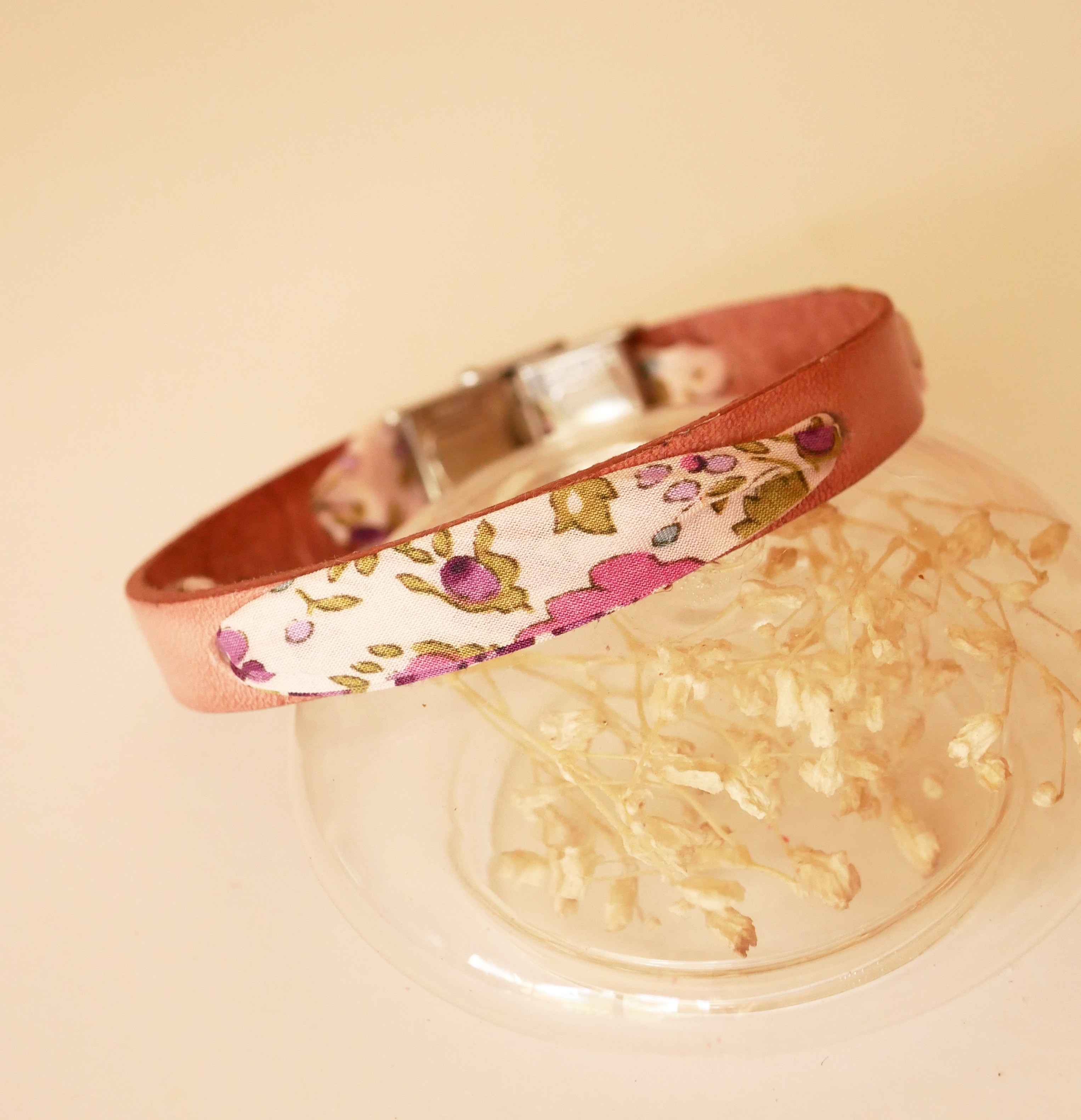 Bracelet Florâme au ruban liberty fleurs violettes sur cuir rose vieilli