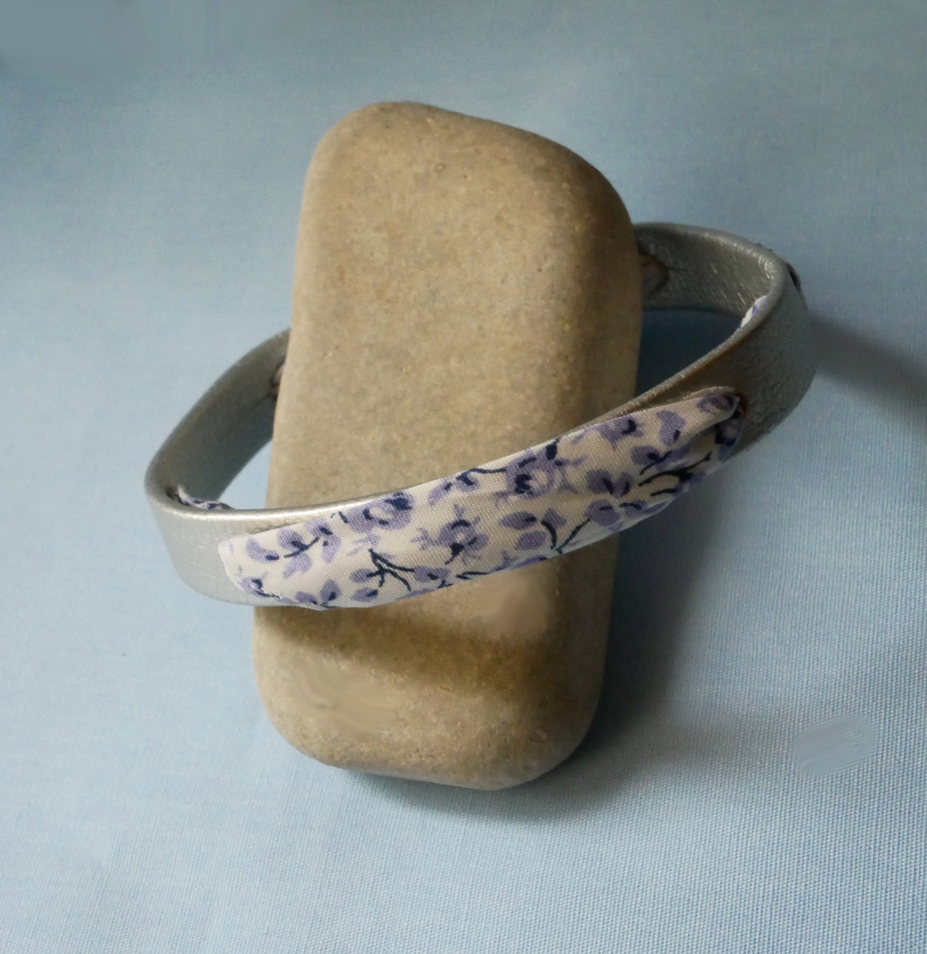 Bracelet Flor&acirc;me au ruban liberty fleurs bleues sur cuir argent&eacute;