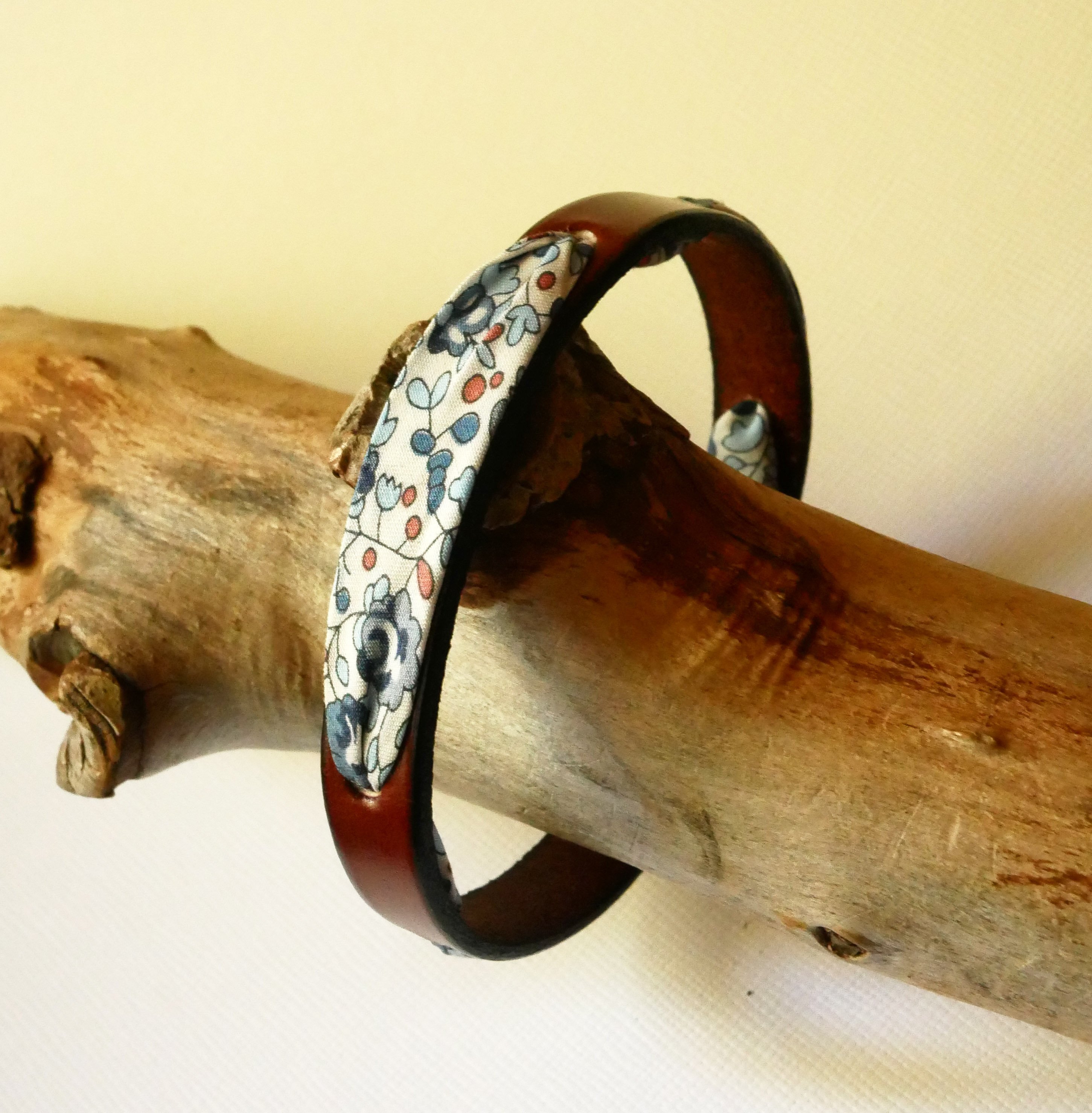 Bracelet Flor&acirc;me au ruban liberty Elo&iuml;se fleurs bleues sur cuir marron